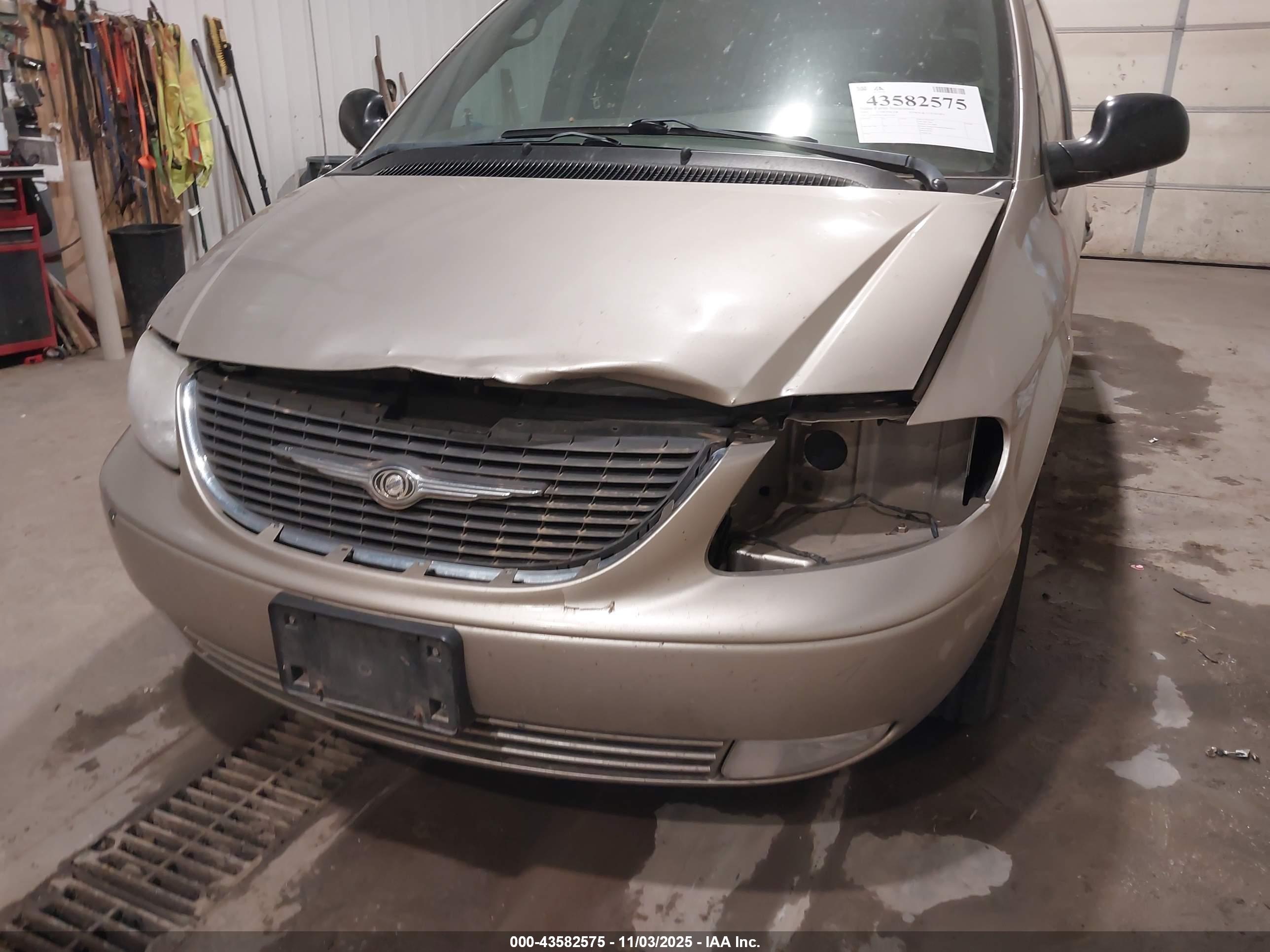 CHRYSLER TOWN image 6
