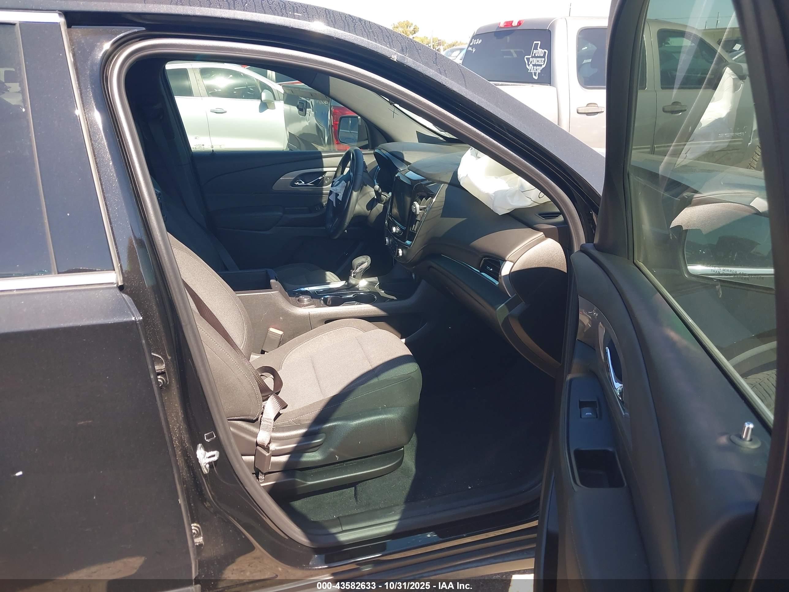 CHEVROLET TRAVERSE image 5