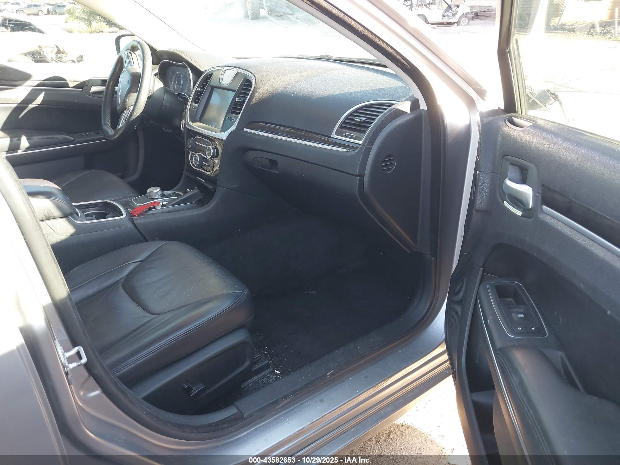 CHRYSLER 300 image 5