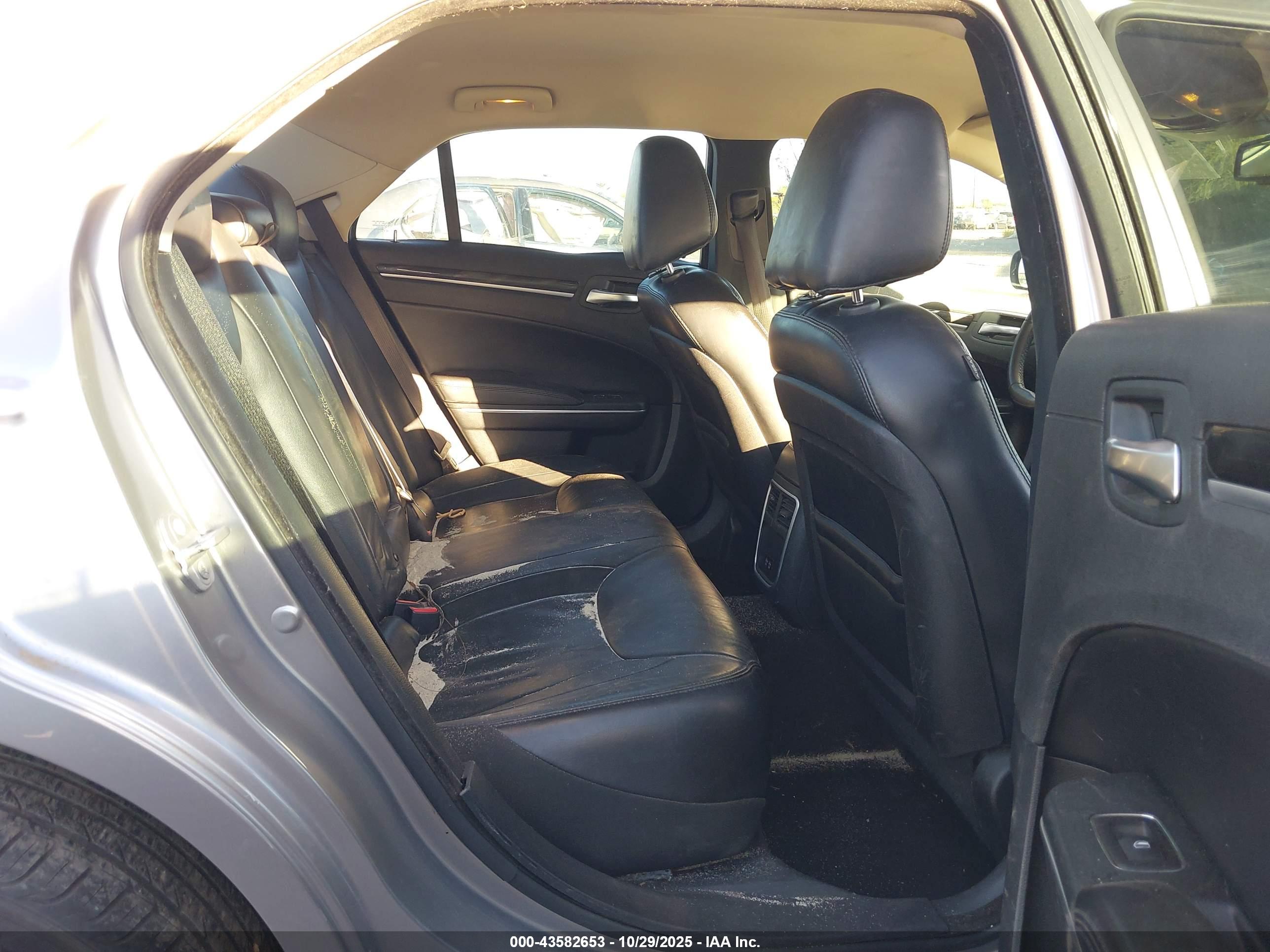 CHRYSLER 300 image 8