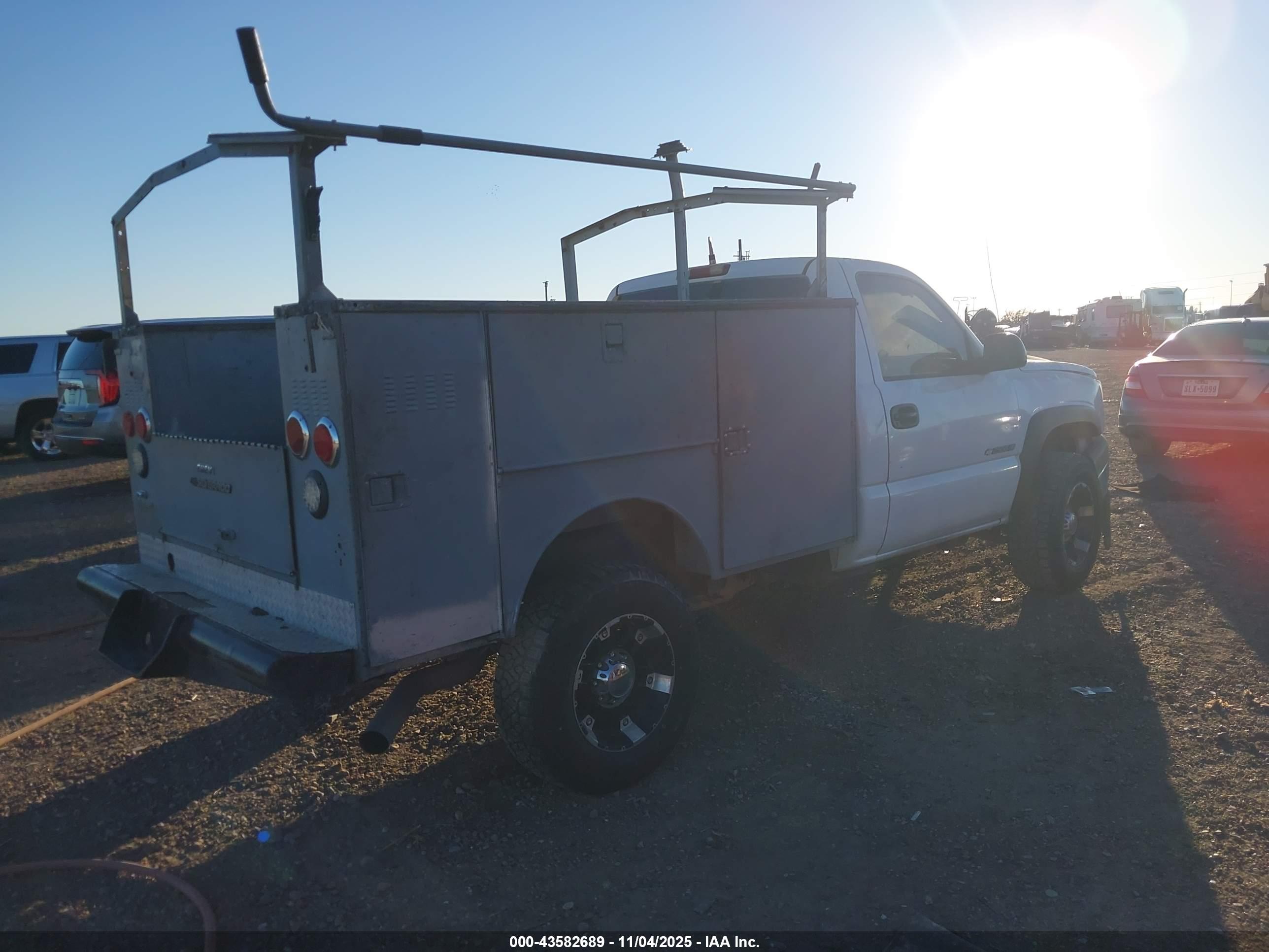 CHEVROLET SILVERADO image 4