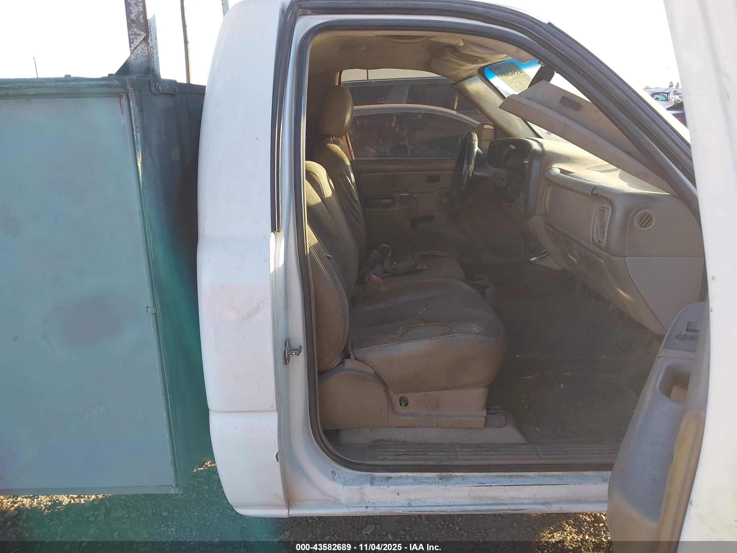 CHEVROLET SILVERADO image 5
