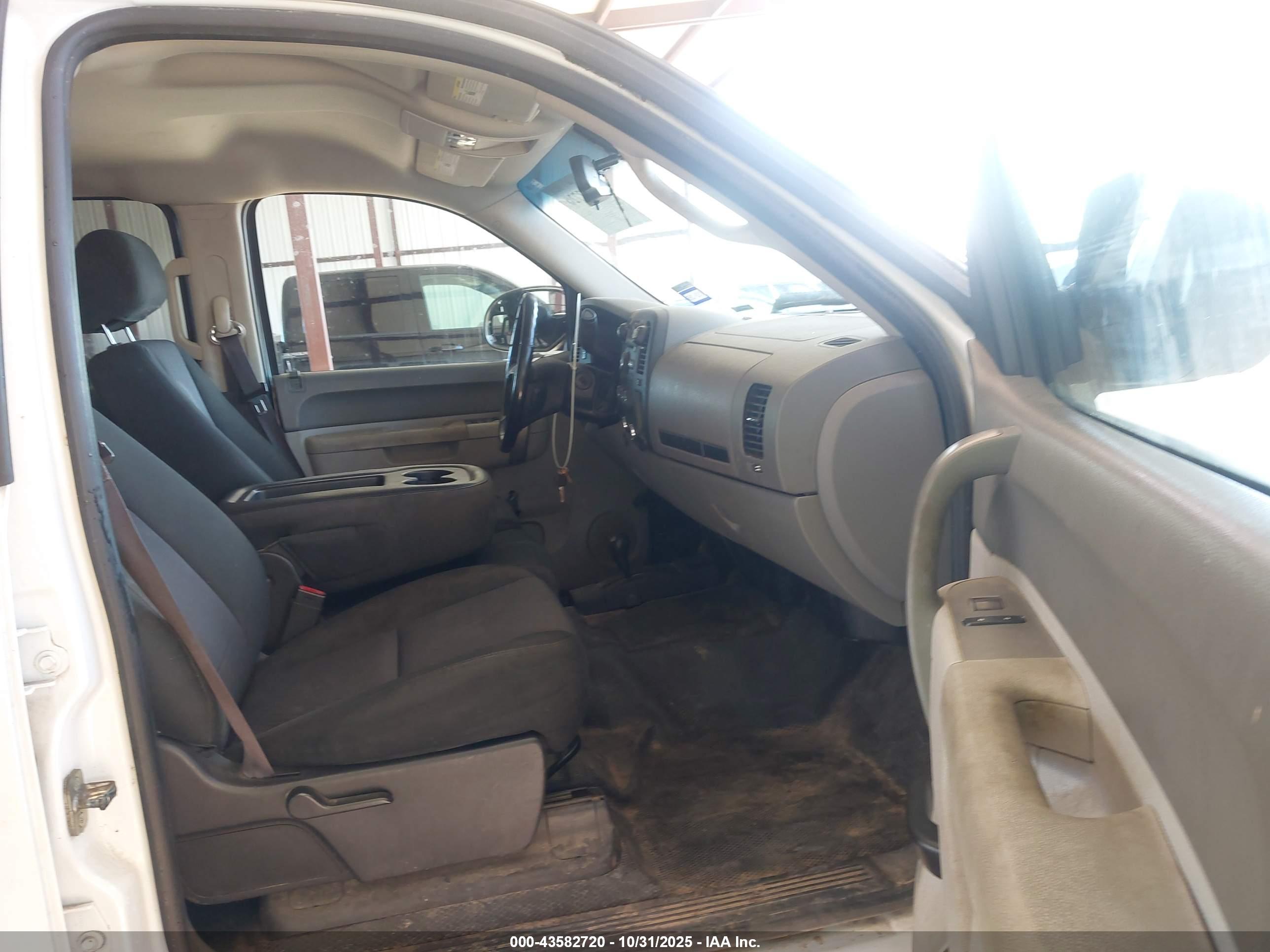 CHEVROLET SILVERADO image 5