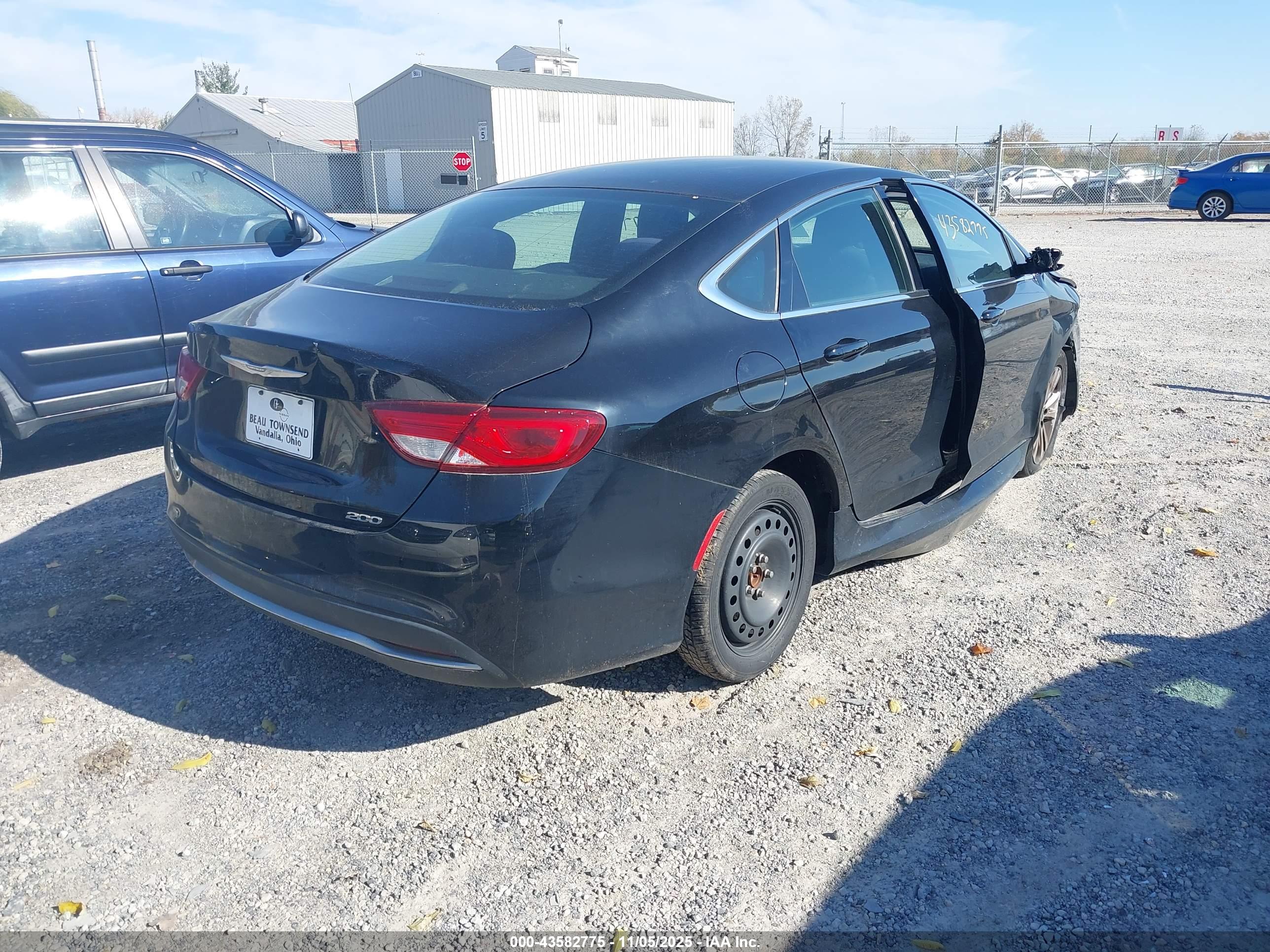 CHRYSLER 200 image 4