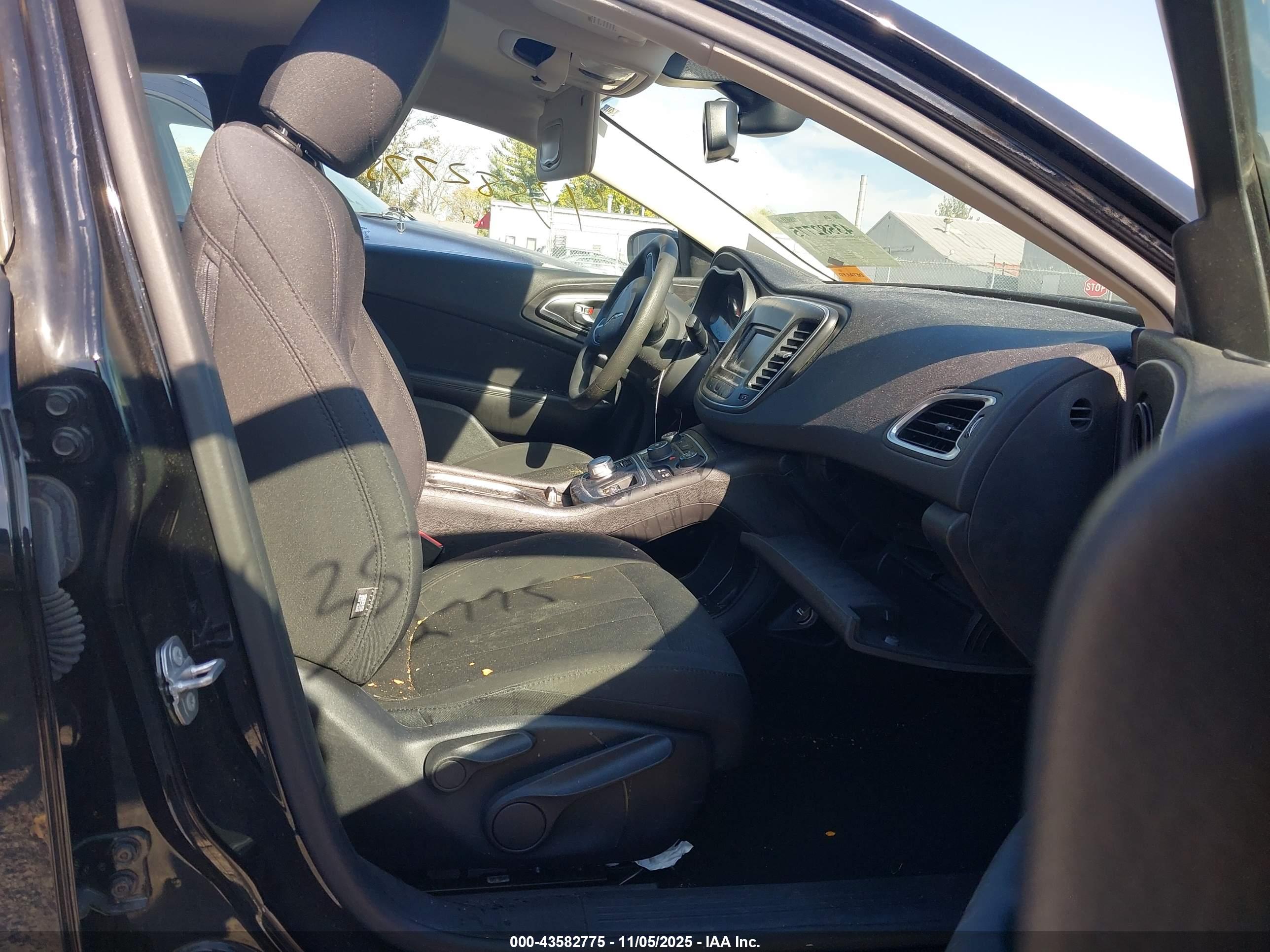 CHRYSLER 200 image 5