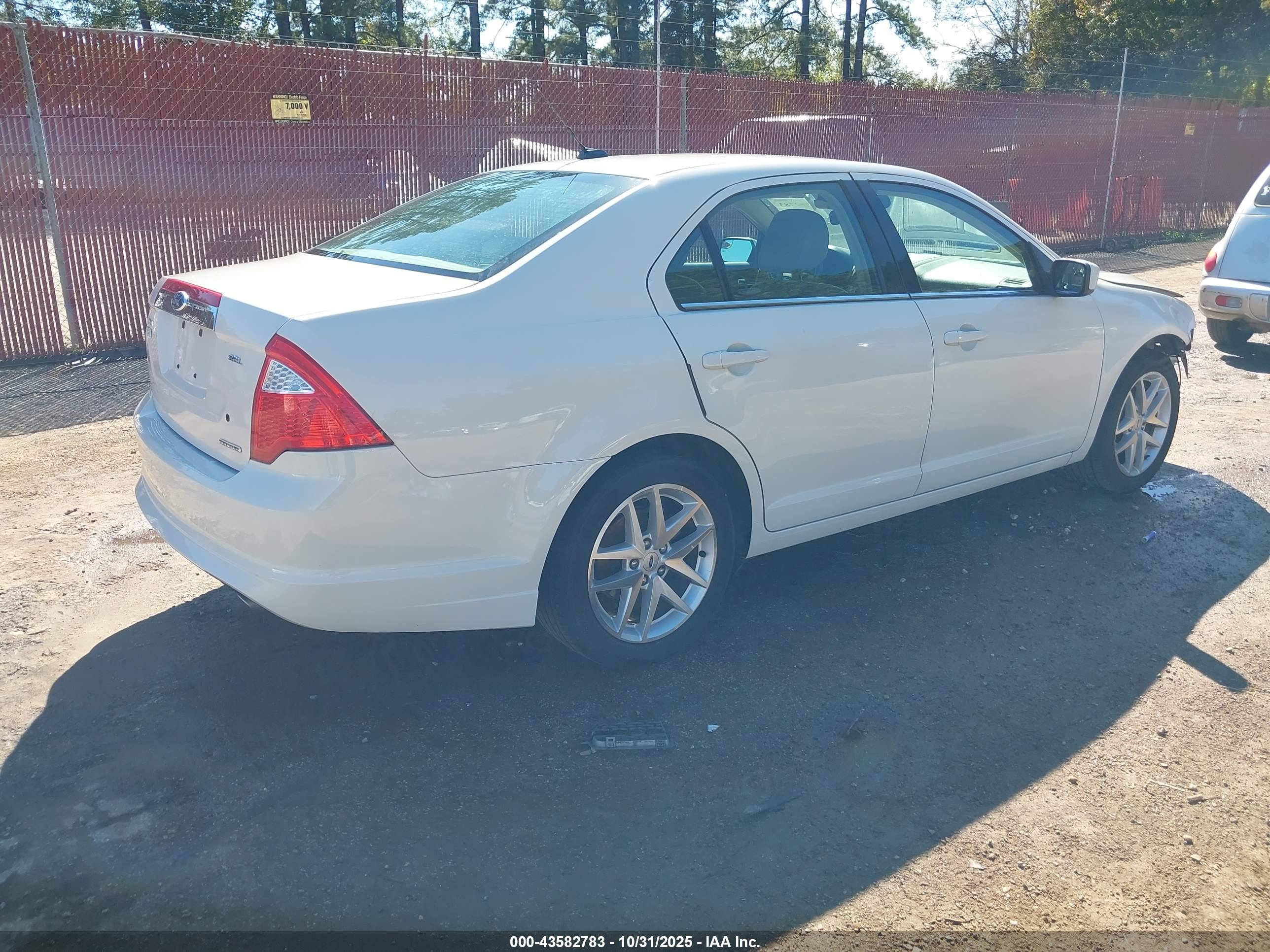 FORD FUSION image 4