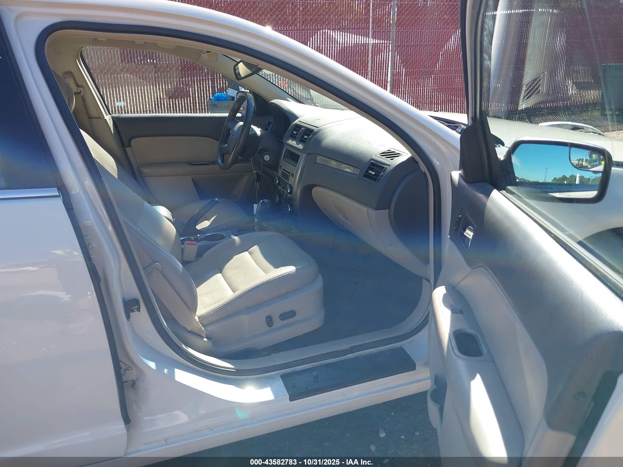 FORD FUSION image 5