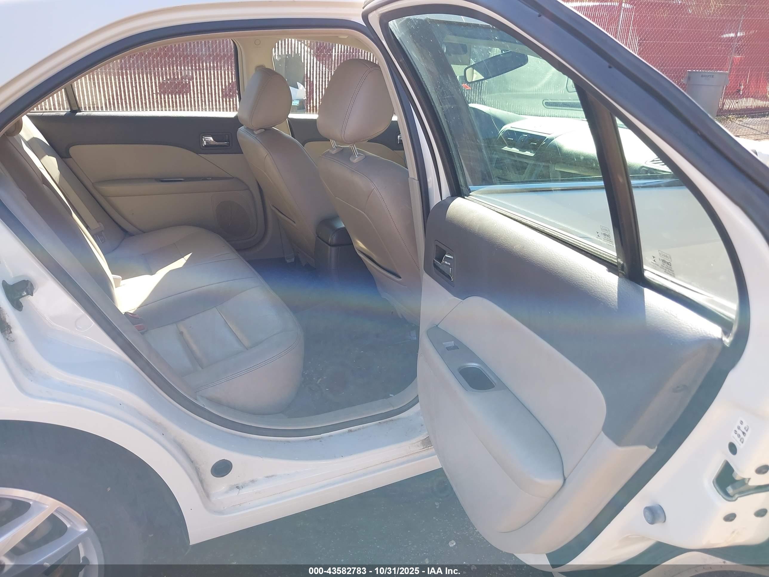 FORD FUSION image 8