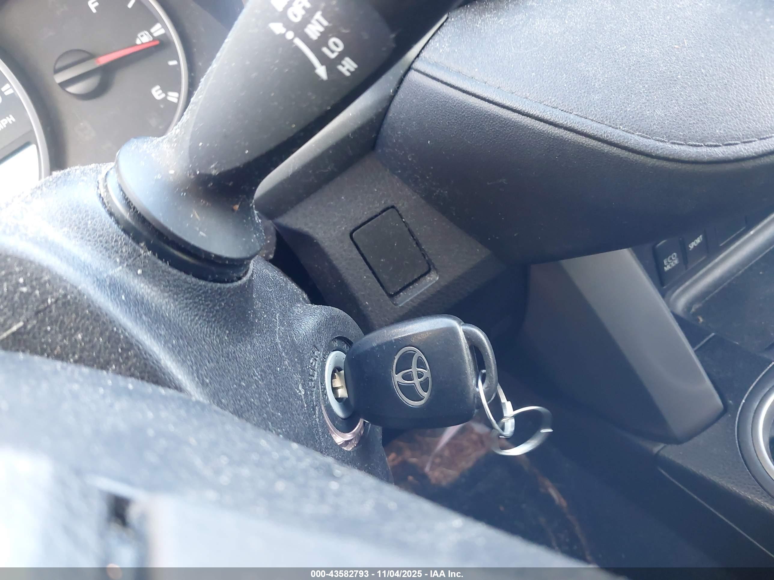 TOYOTA RAV4 image 11