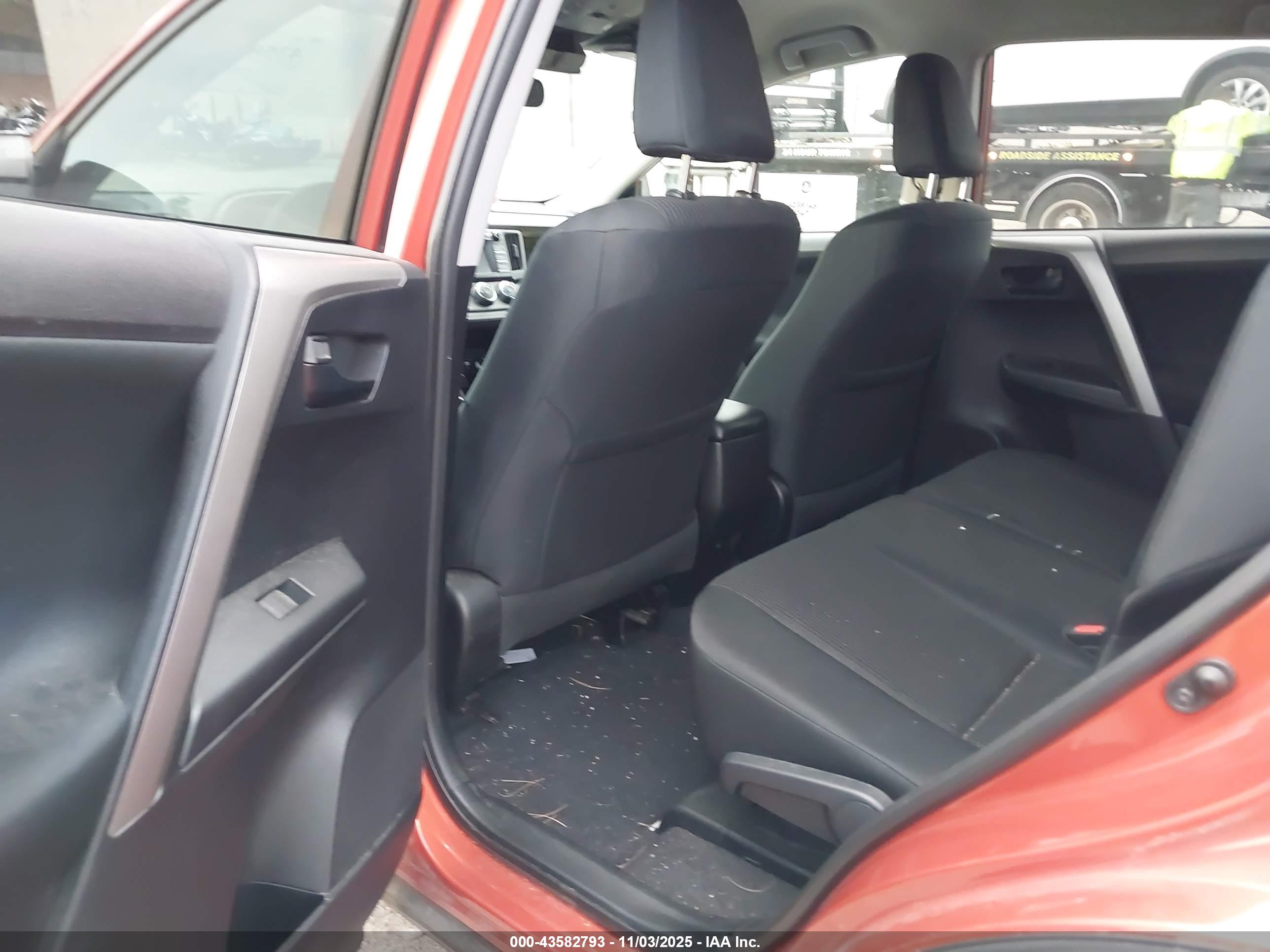 TOYOTA RAV4 image 8