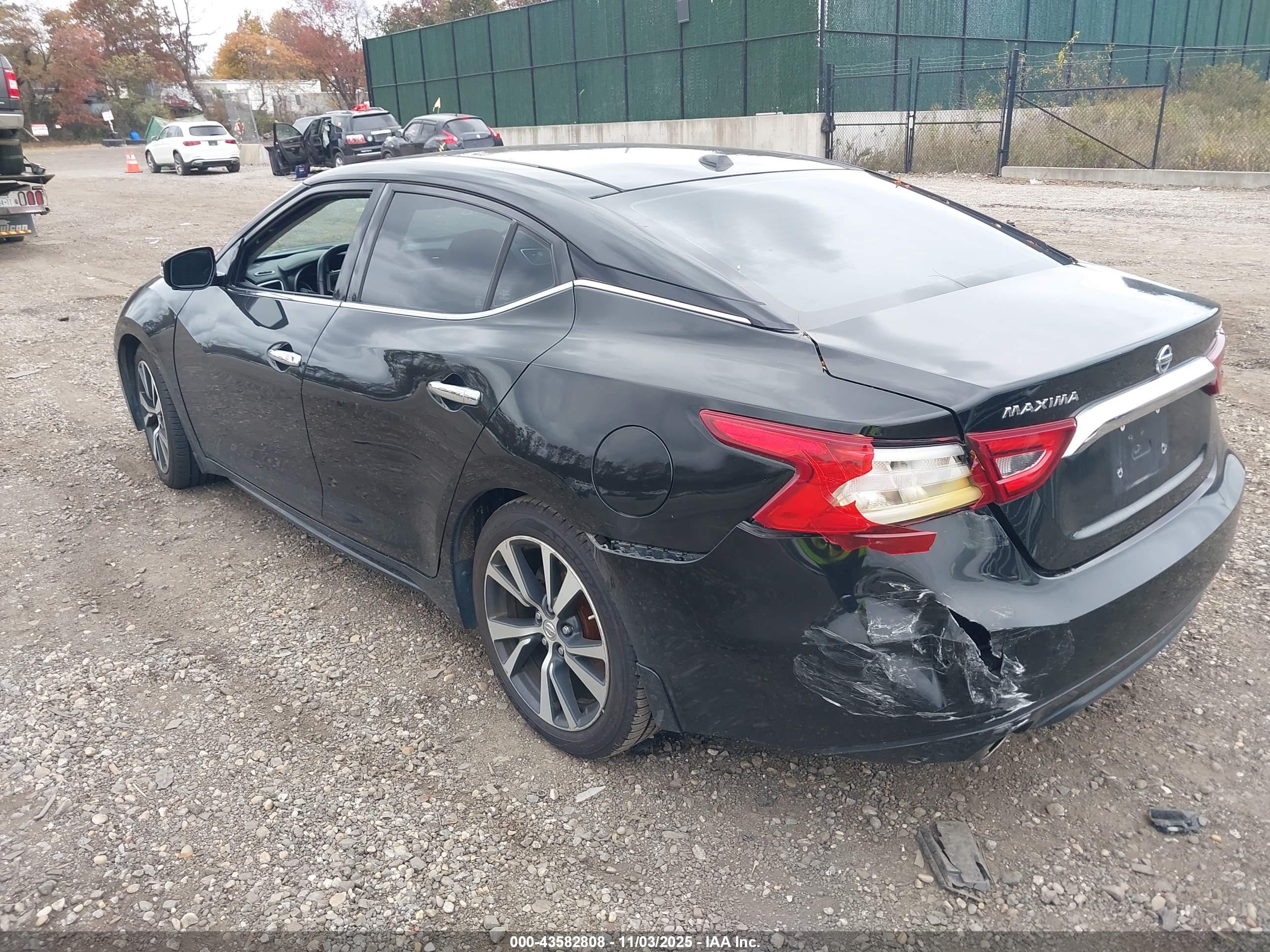 NISSAN MAXIMA image 3
