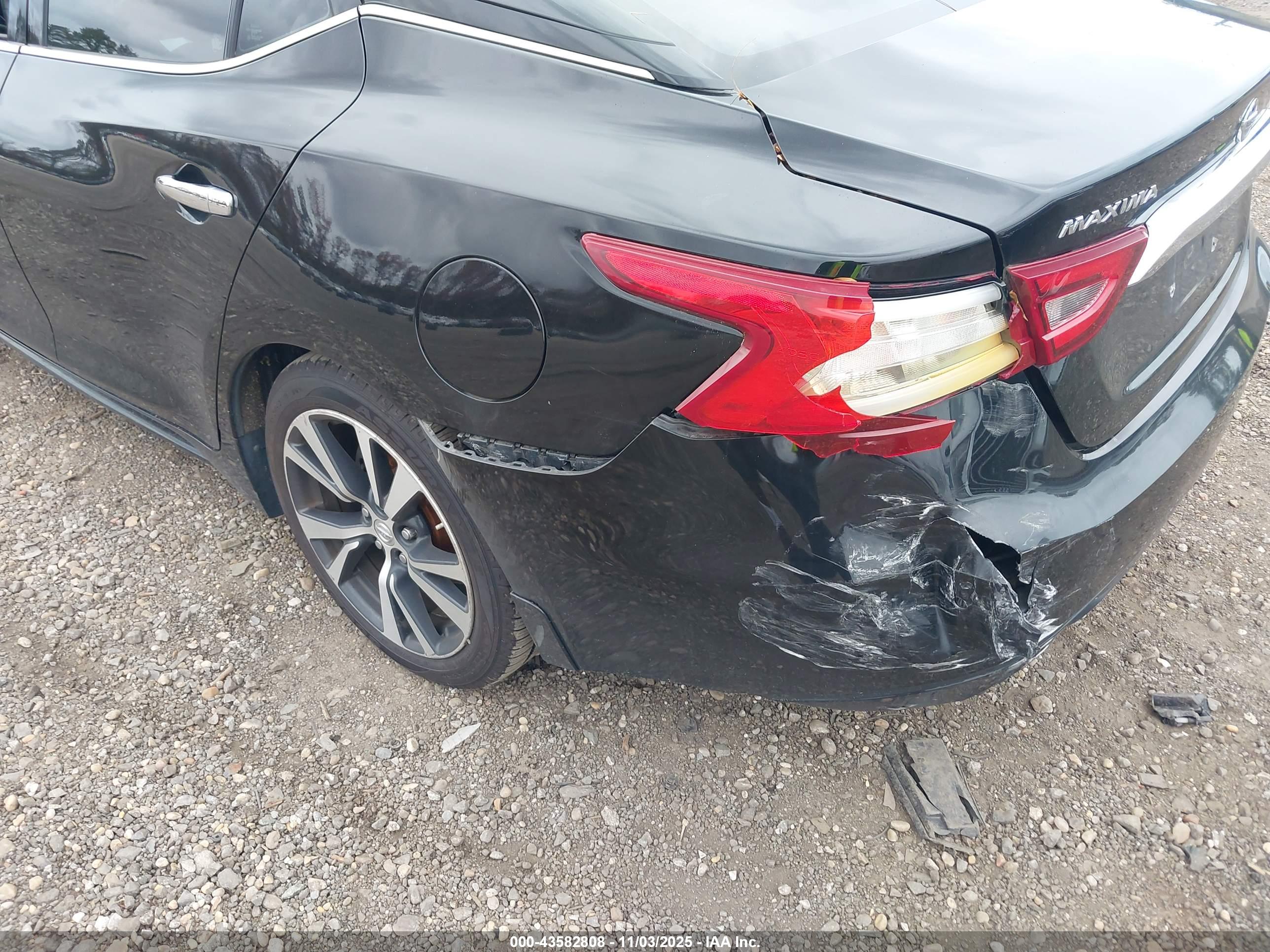 NISSAN MAXIMA image 6