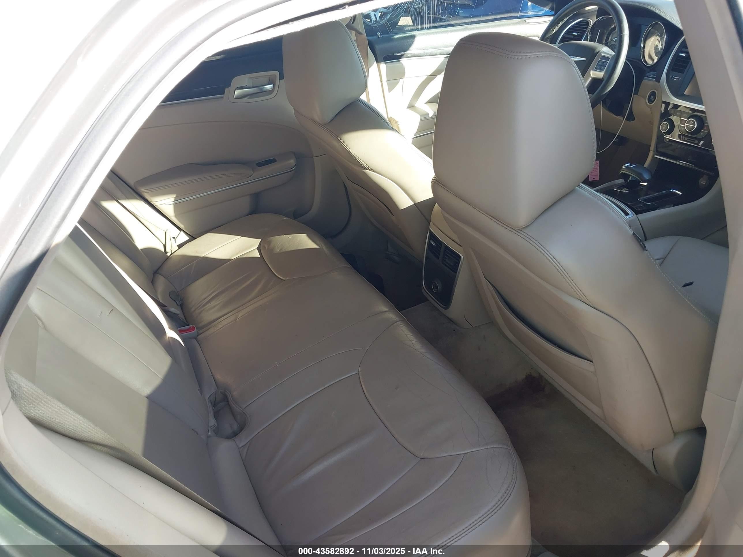 CHRYSLER 300 image 8
