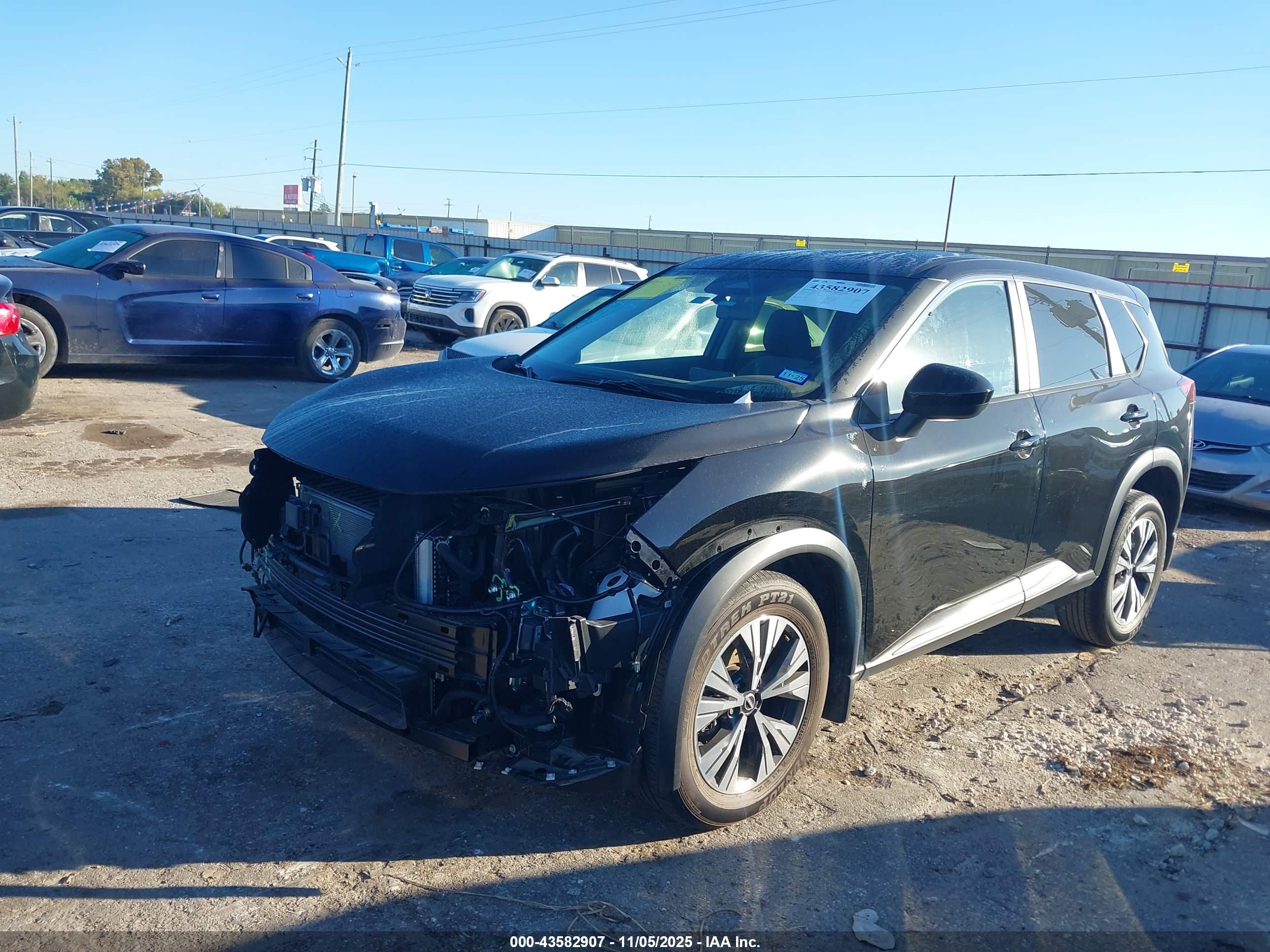 NISSAN ROGUE image 2