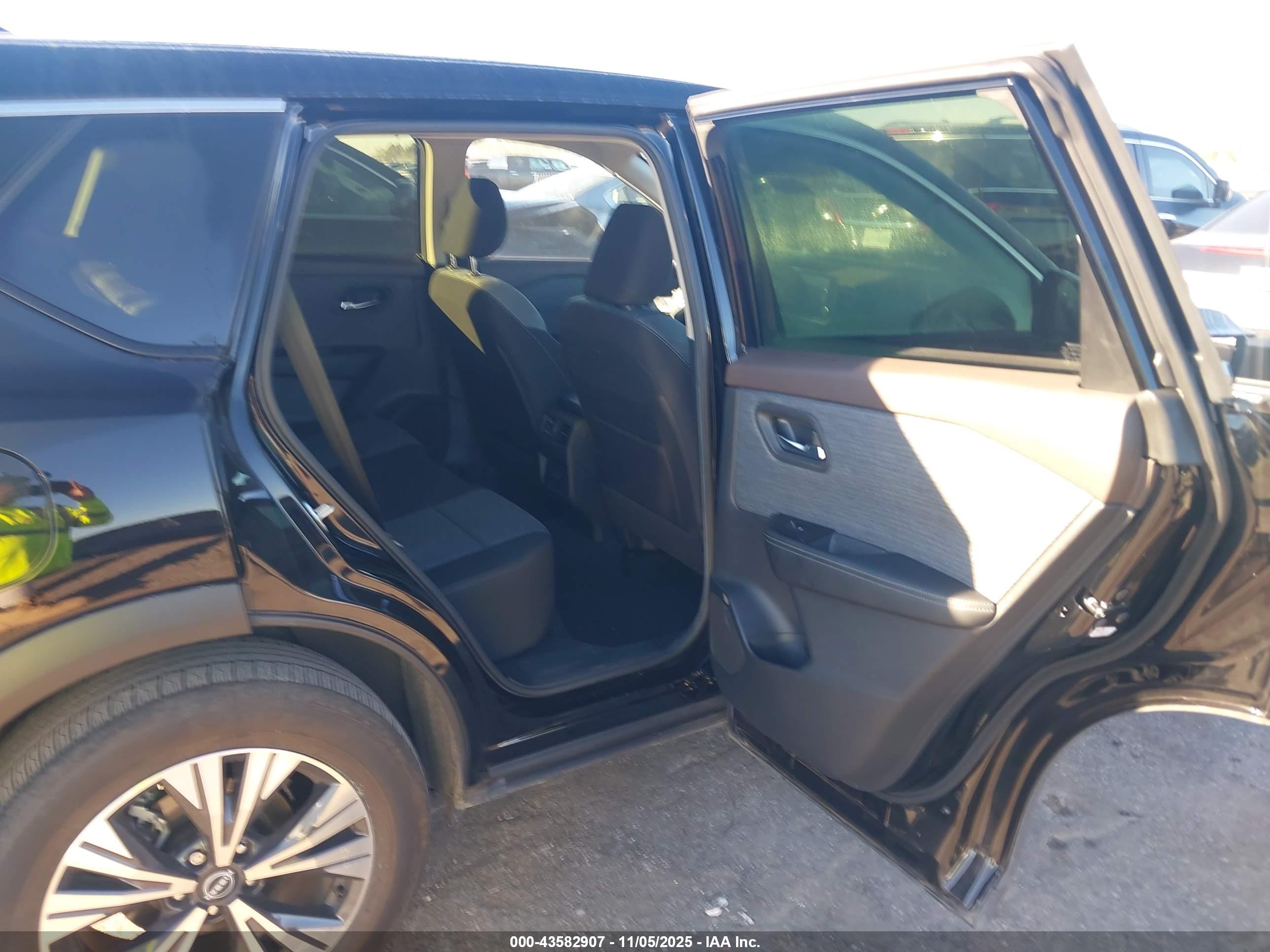 NISSAN ROGUE image 8