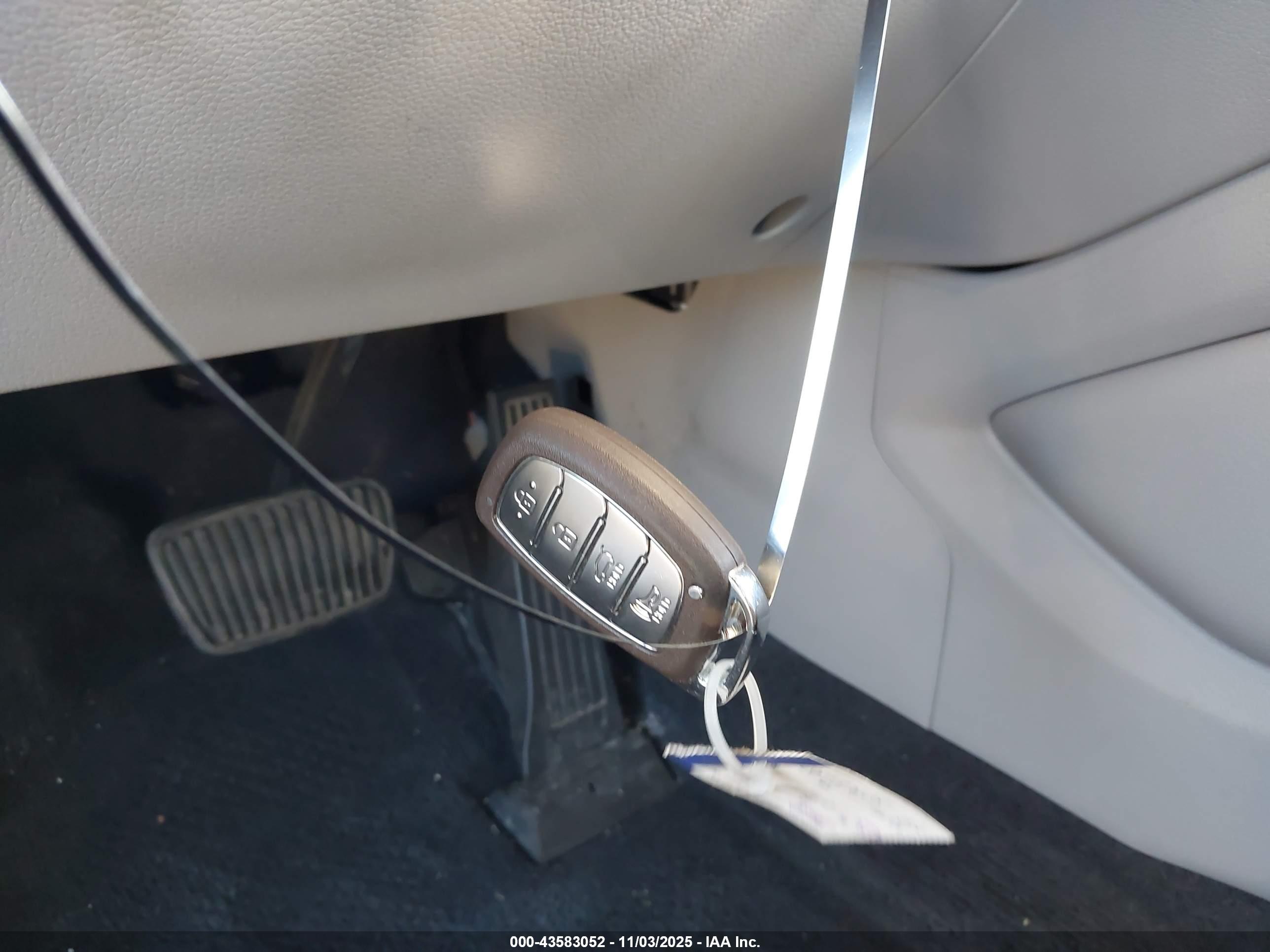 HYUNDAI TUCSON image 11