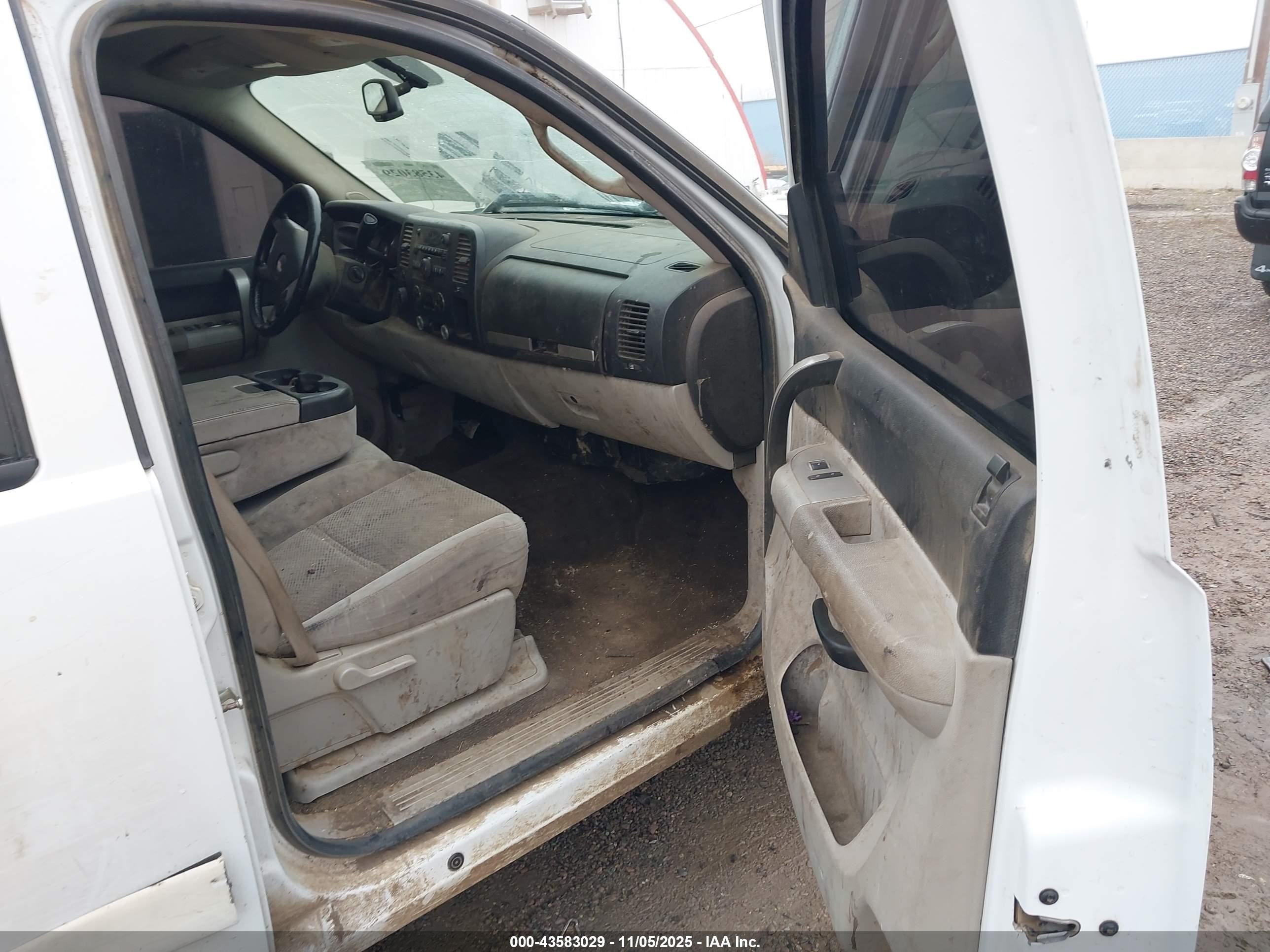 CHEVROLET SILVERADO image 5