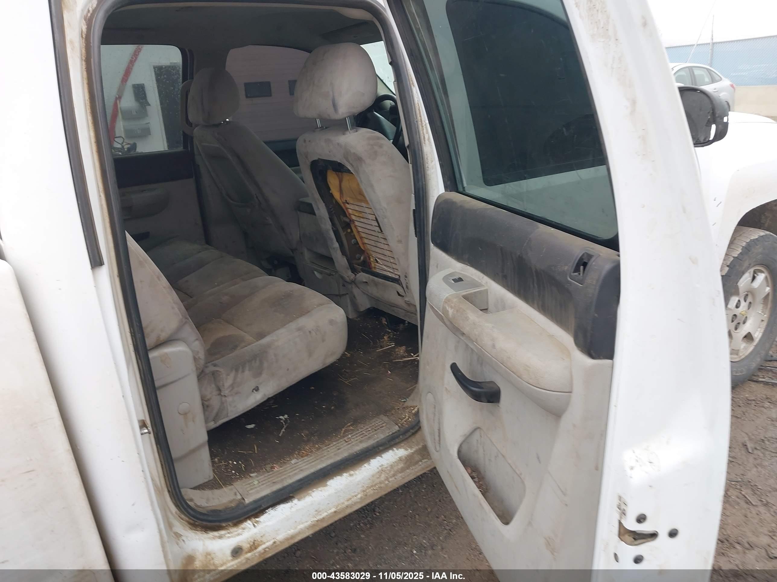 CHEVROLET SILVERADO image 8