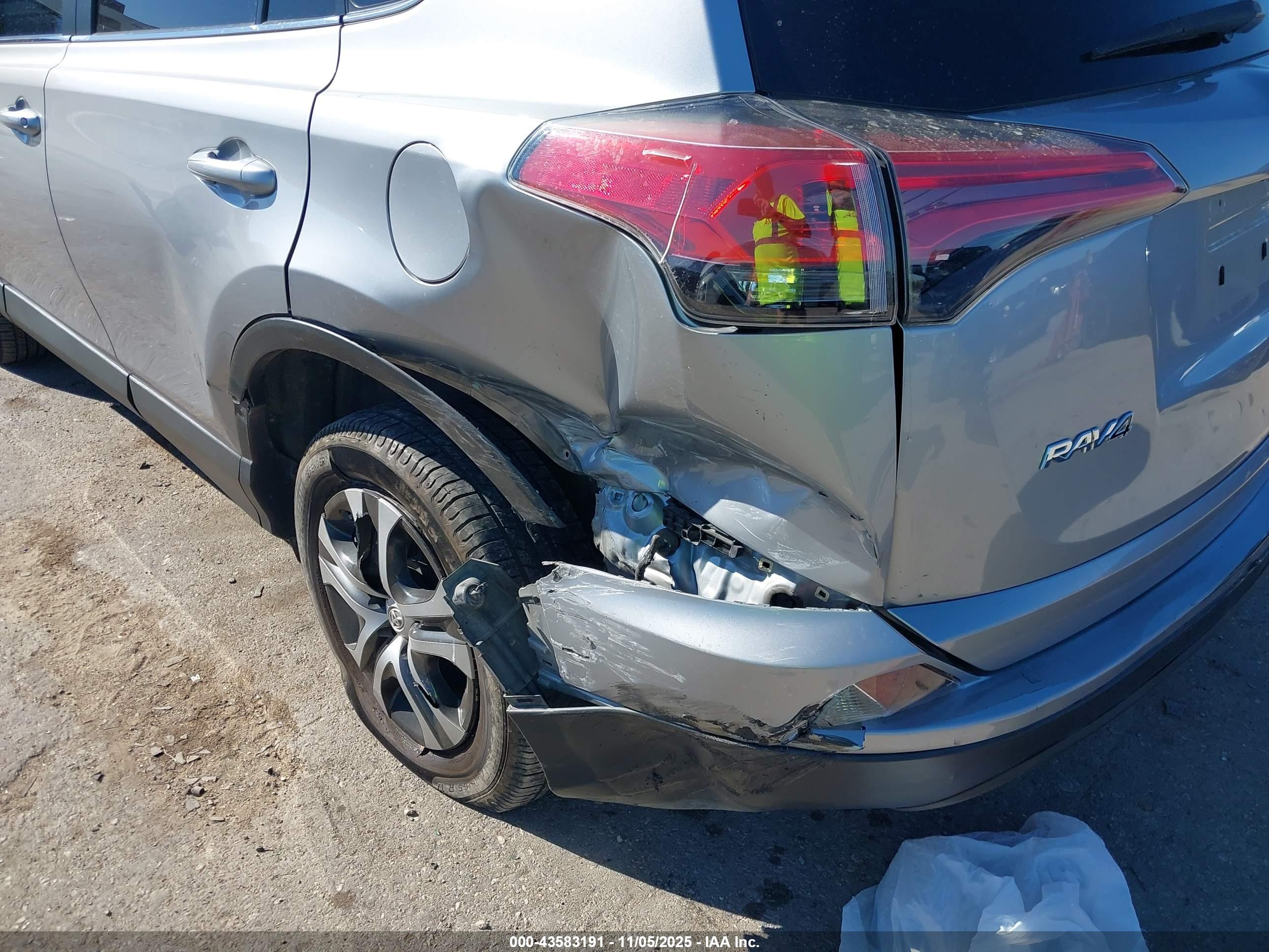 TOYOTA RAV4 image 6