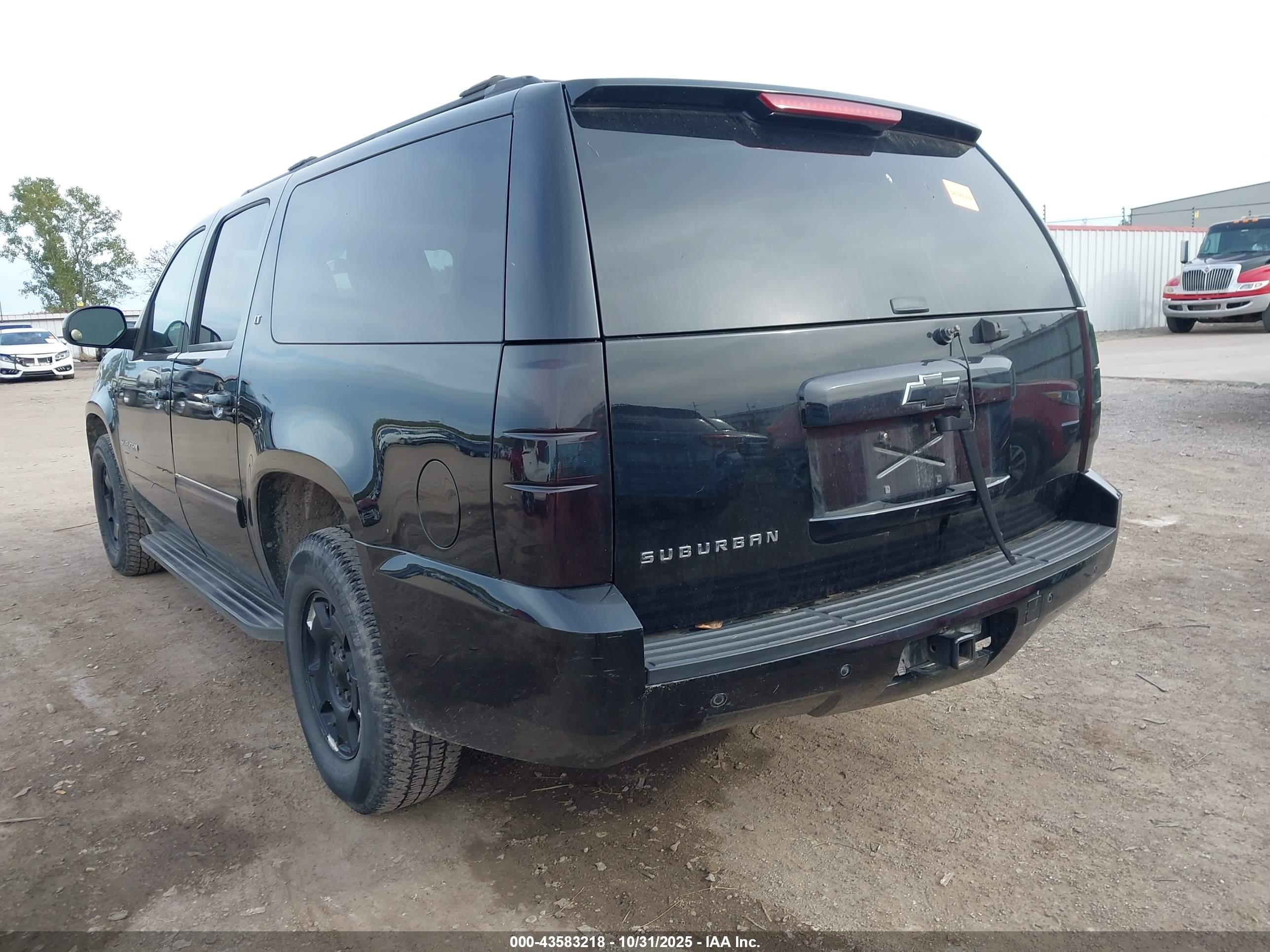 CHEVROLET SUBURBAN image 3