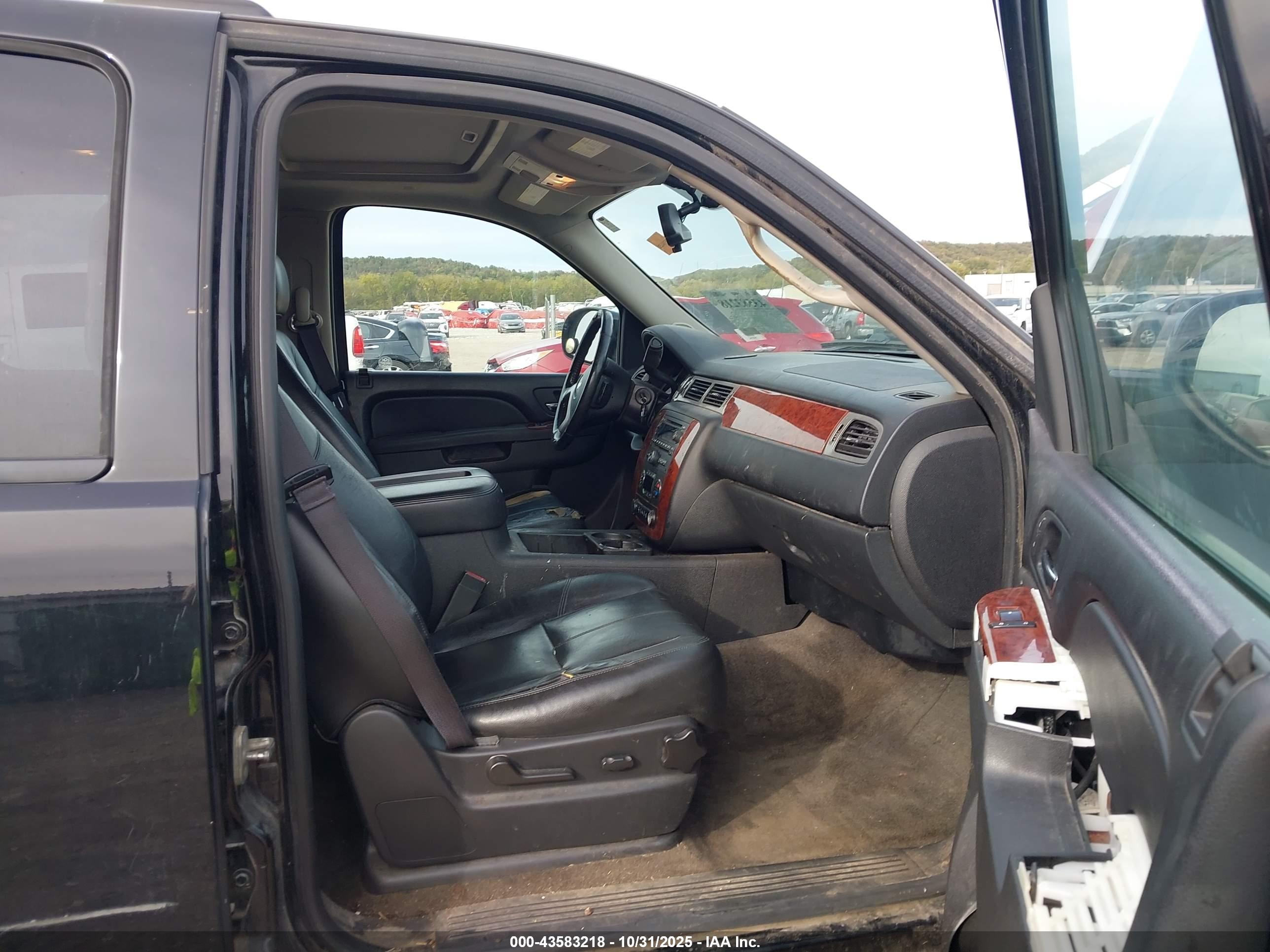 CHEVROLET SUBURBAN image 5