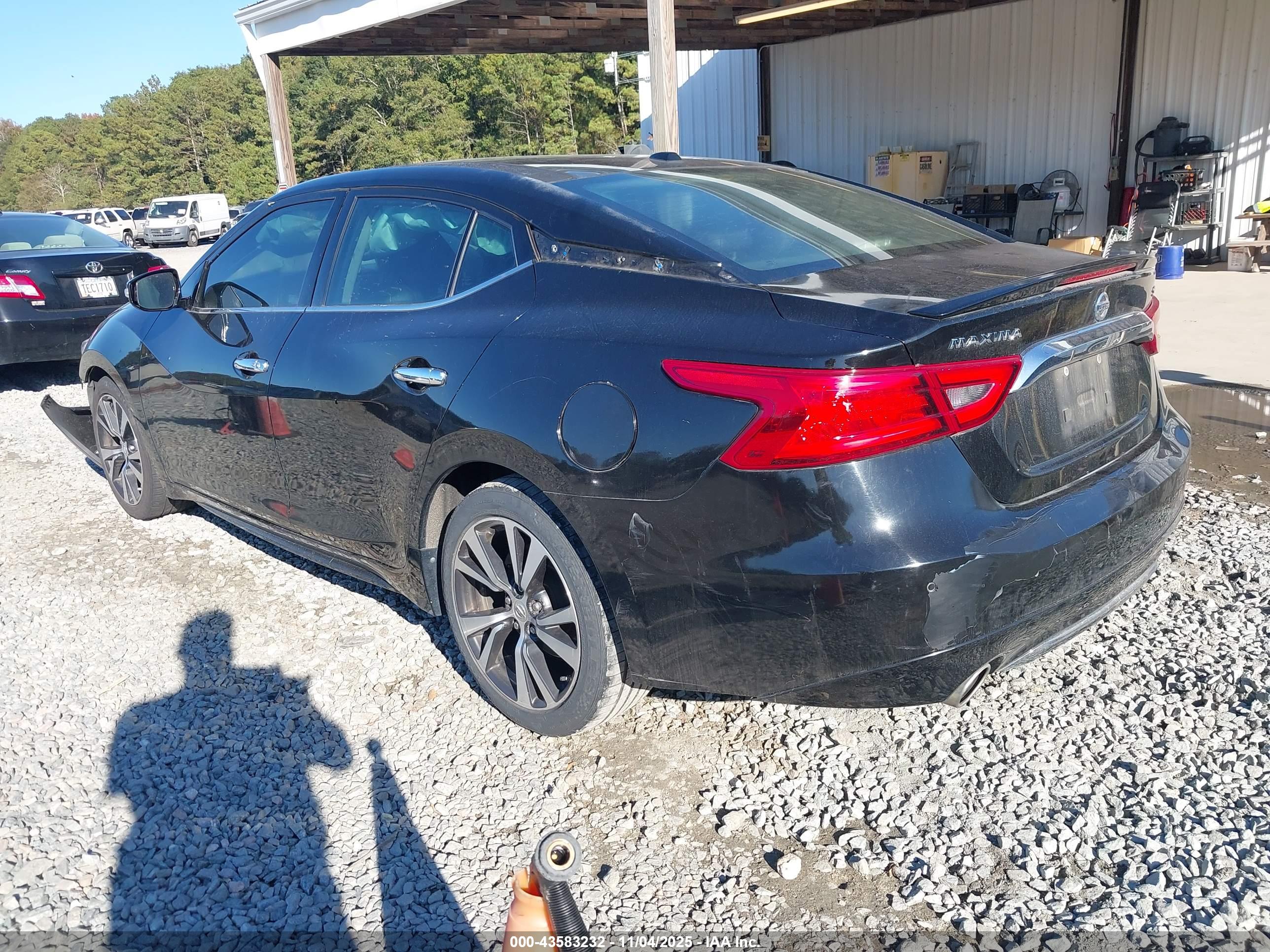 NISSAN MAXIMA image 3