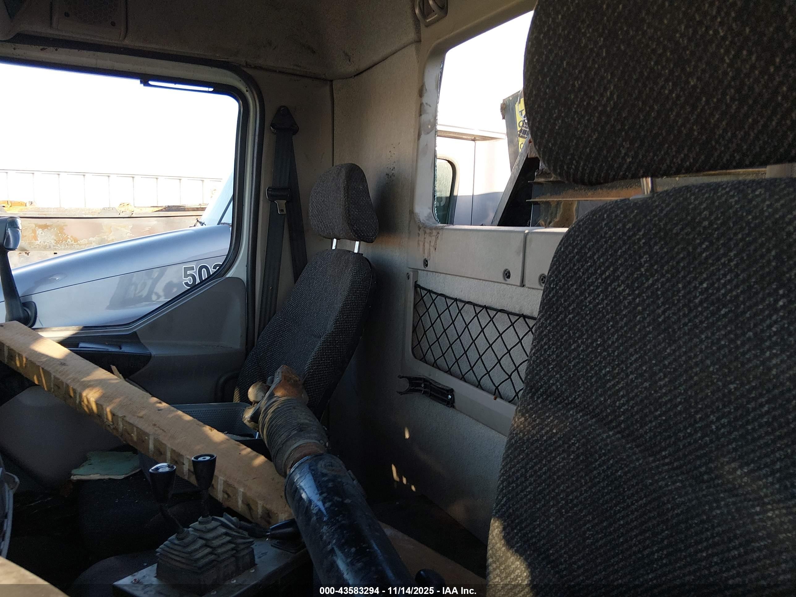 PETERBILT 220 image 7