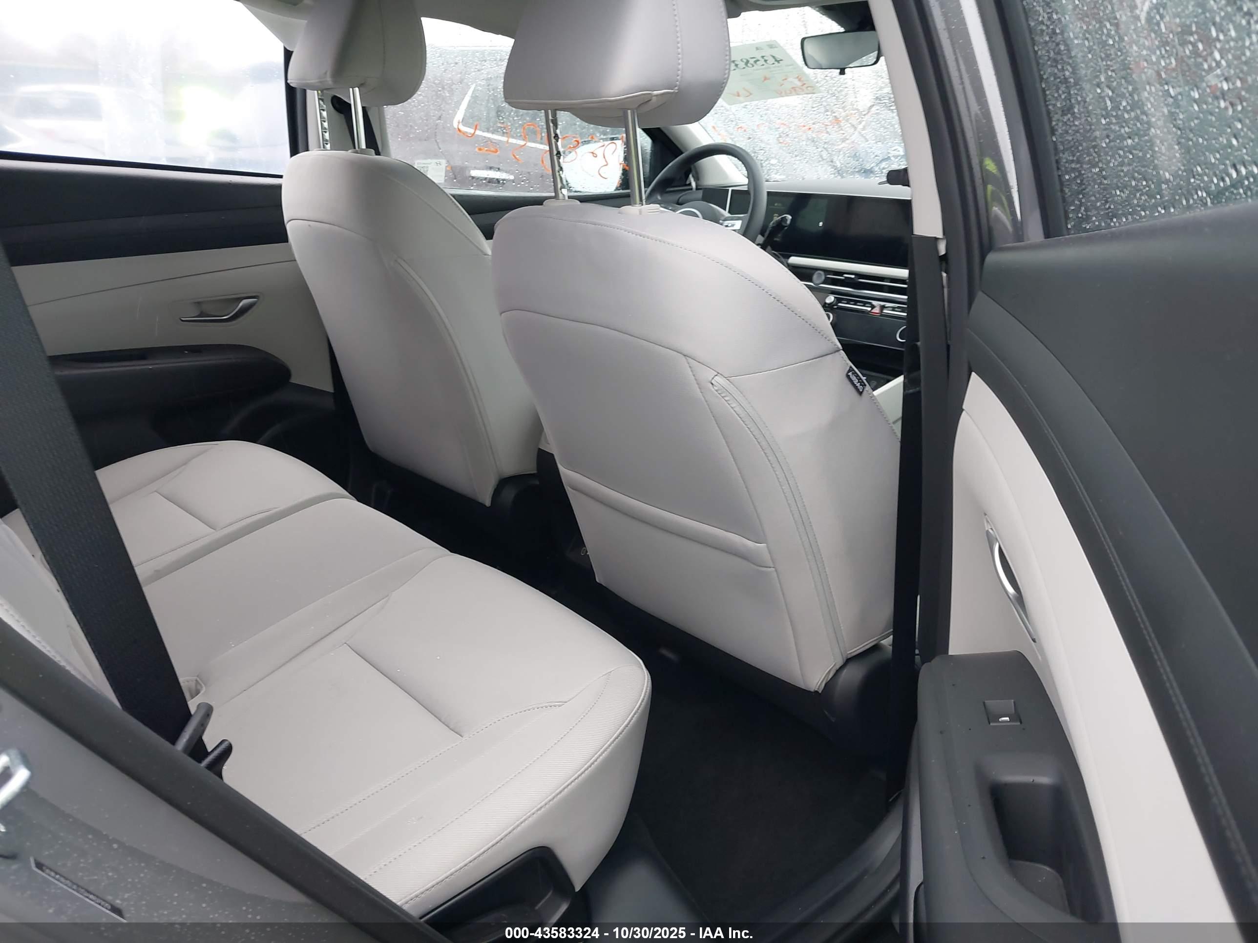 HYUNDAI TUCSON image 8