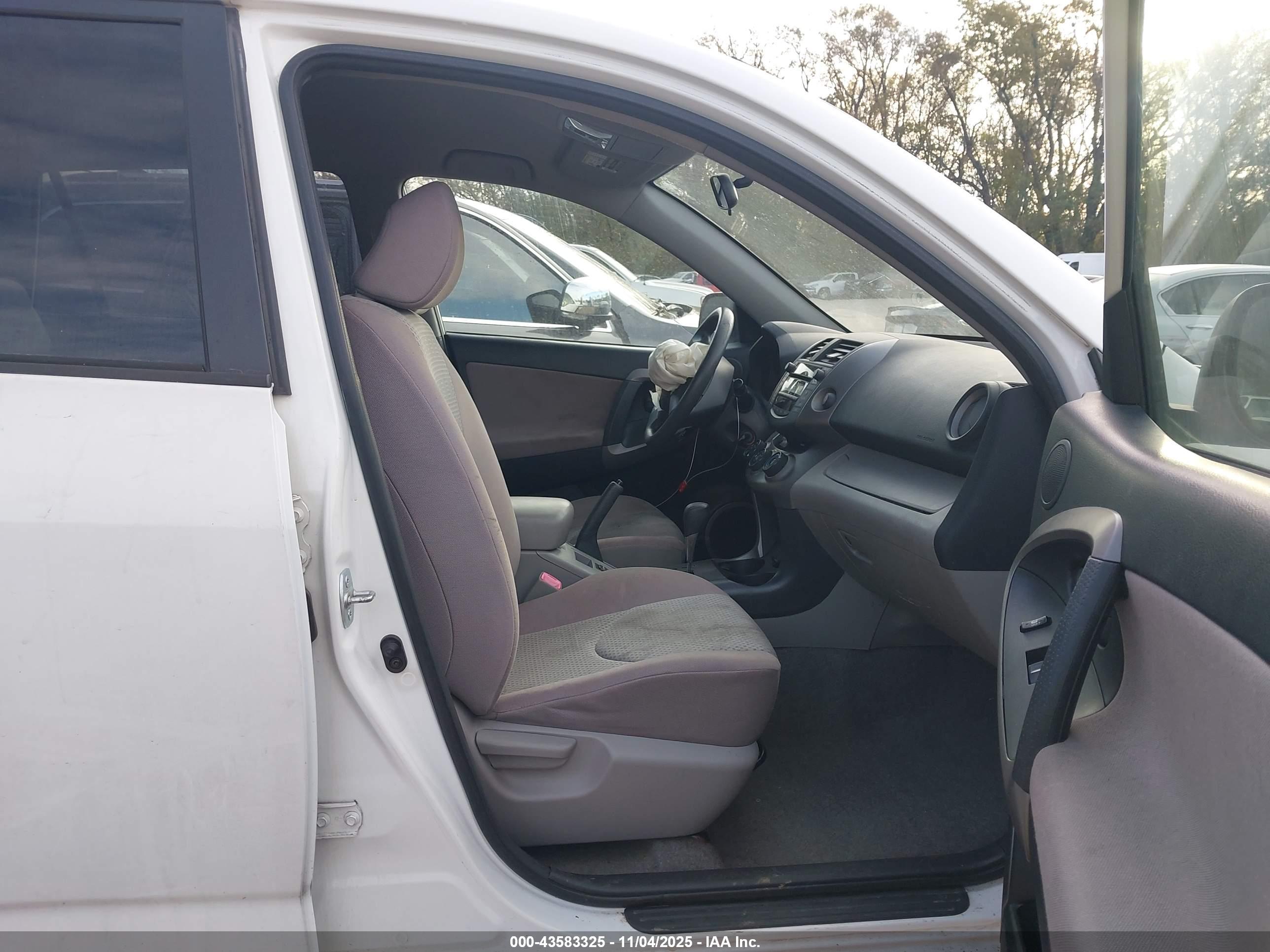 TOYOTA RAV4 image 5