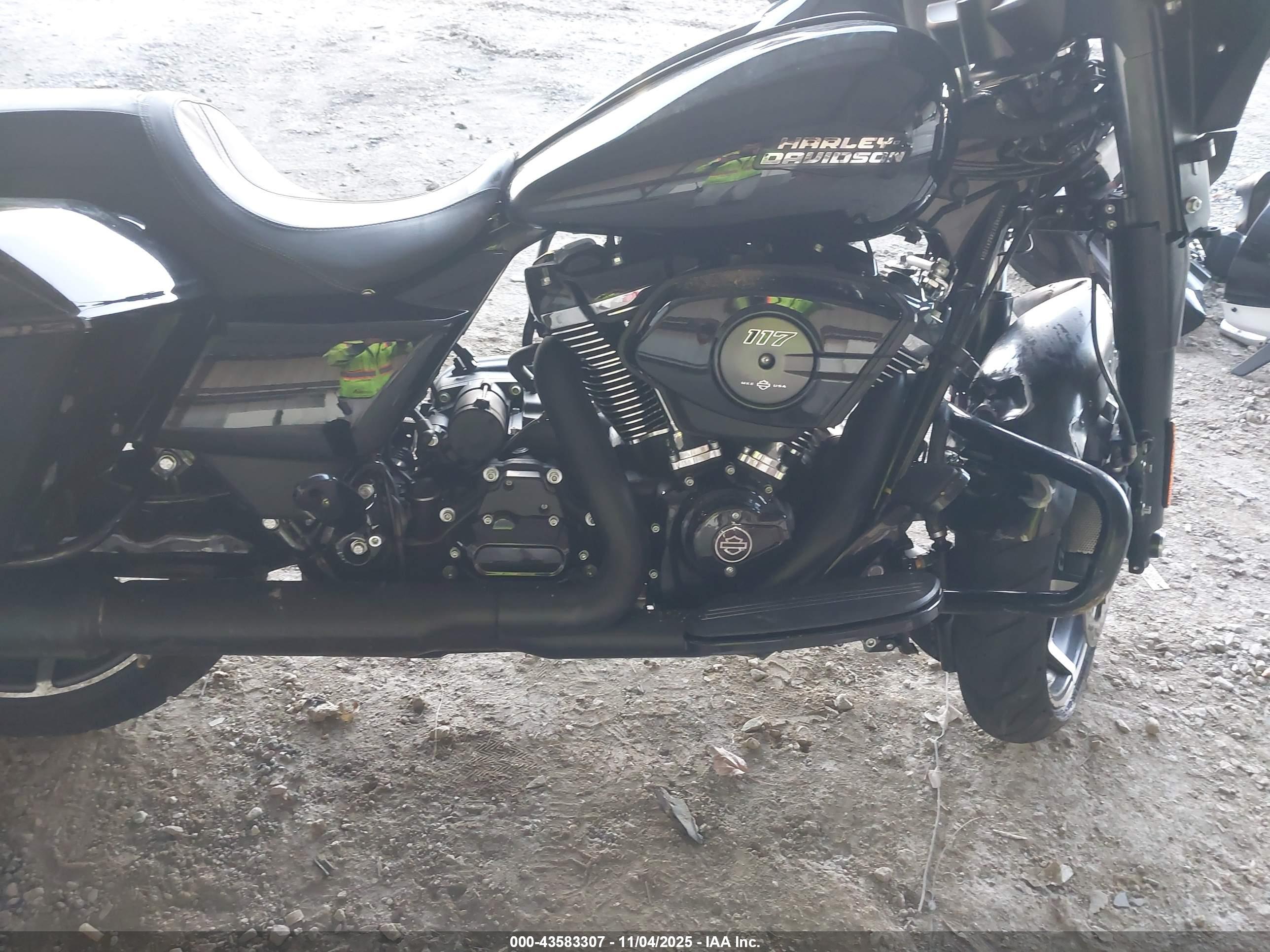 HARLEY-DAVIDSON FLHX image 8