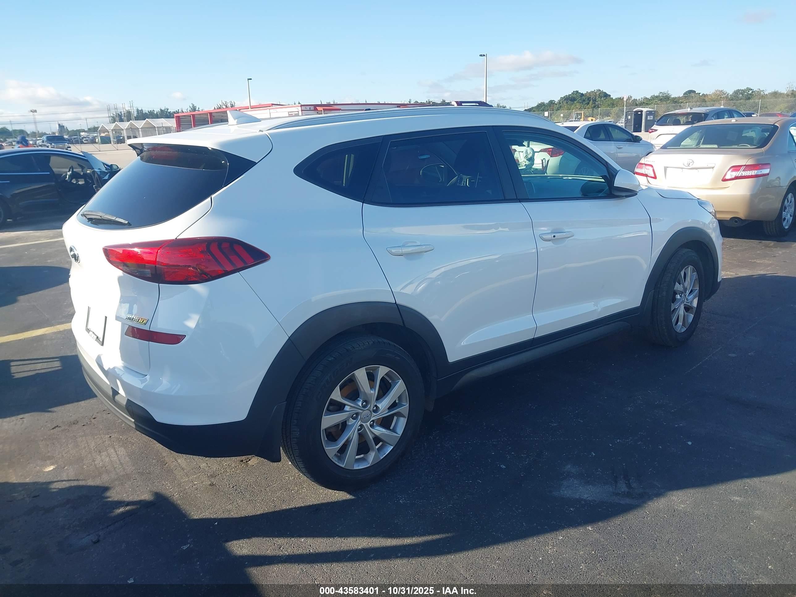 HYUNDAI TUCSON image 4