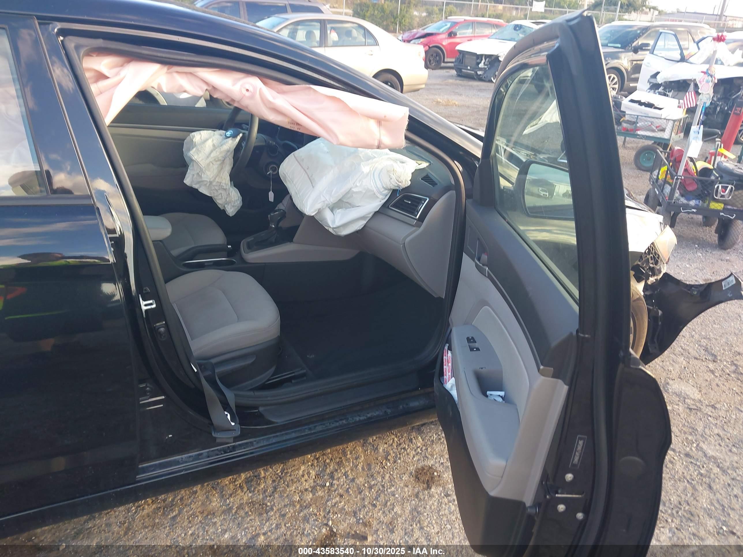 HYUNDAI ELANTRA image 5