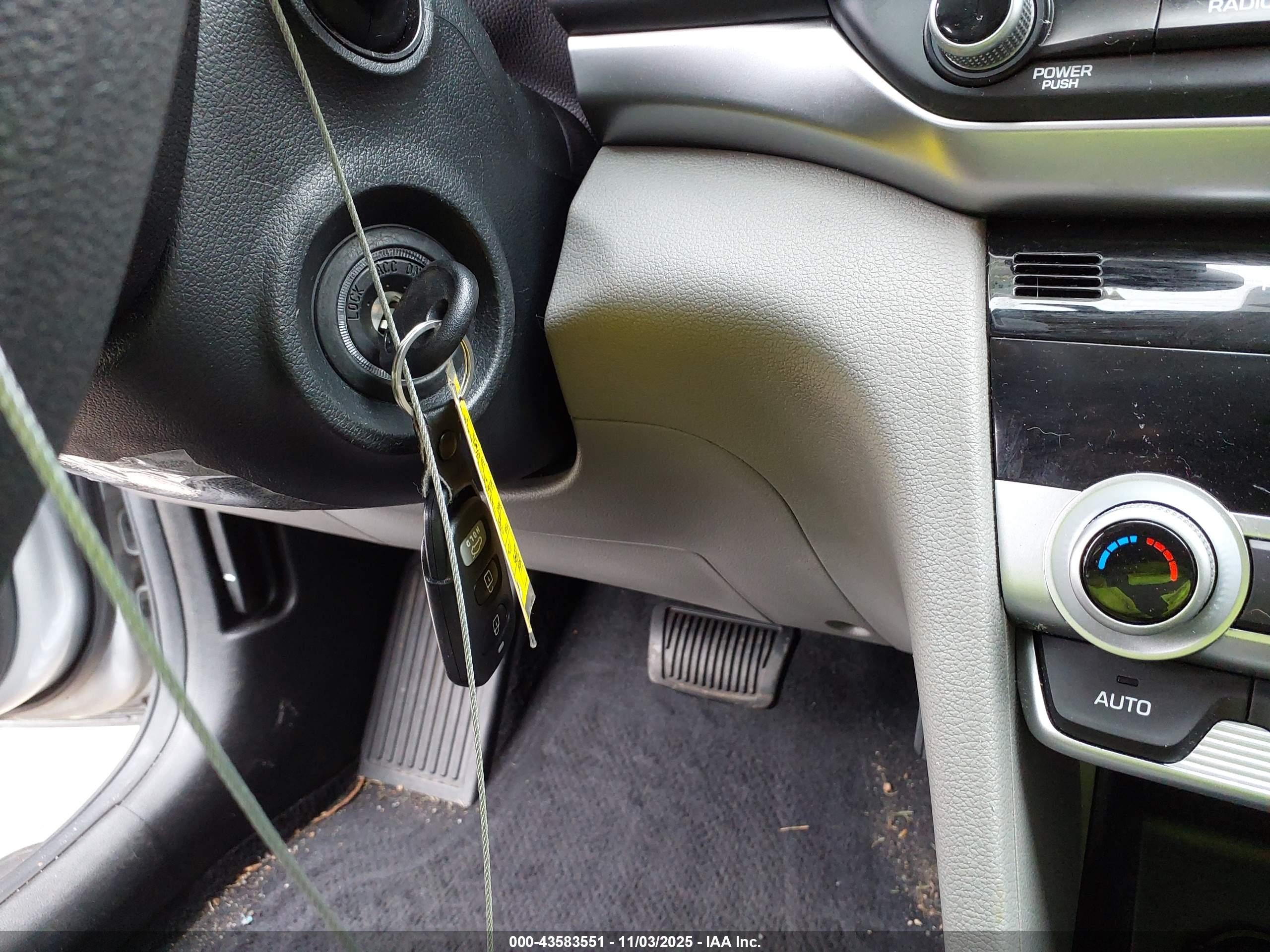 HYUNDAI ELANTRA image 11