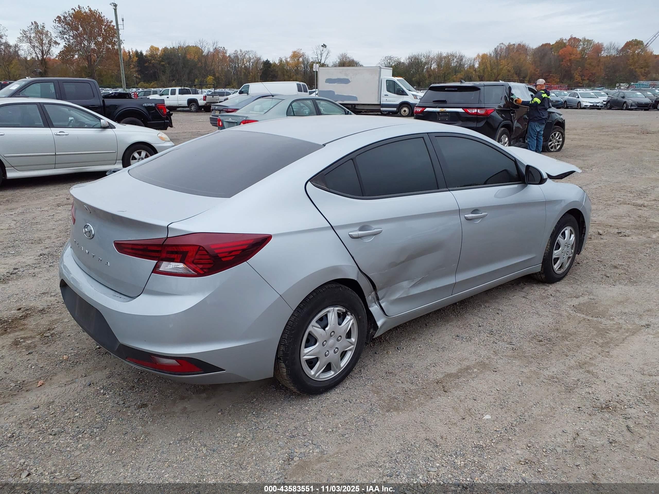 HYUNDAI ELANTRA image 4