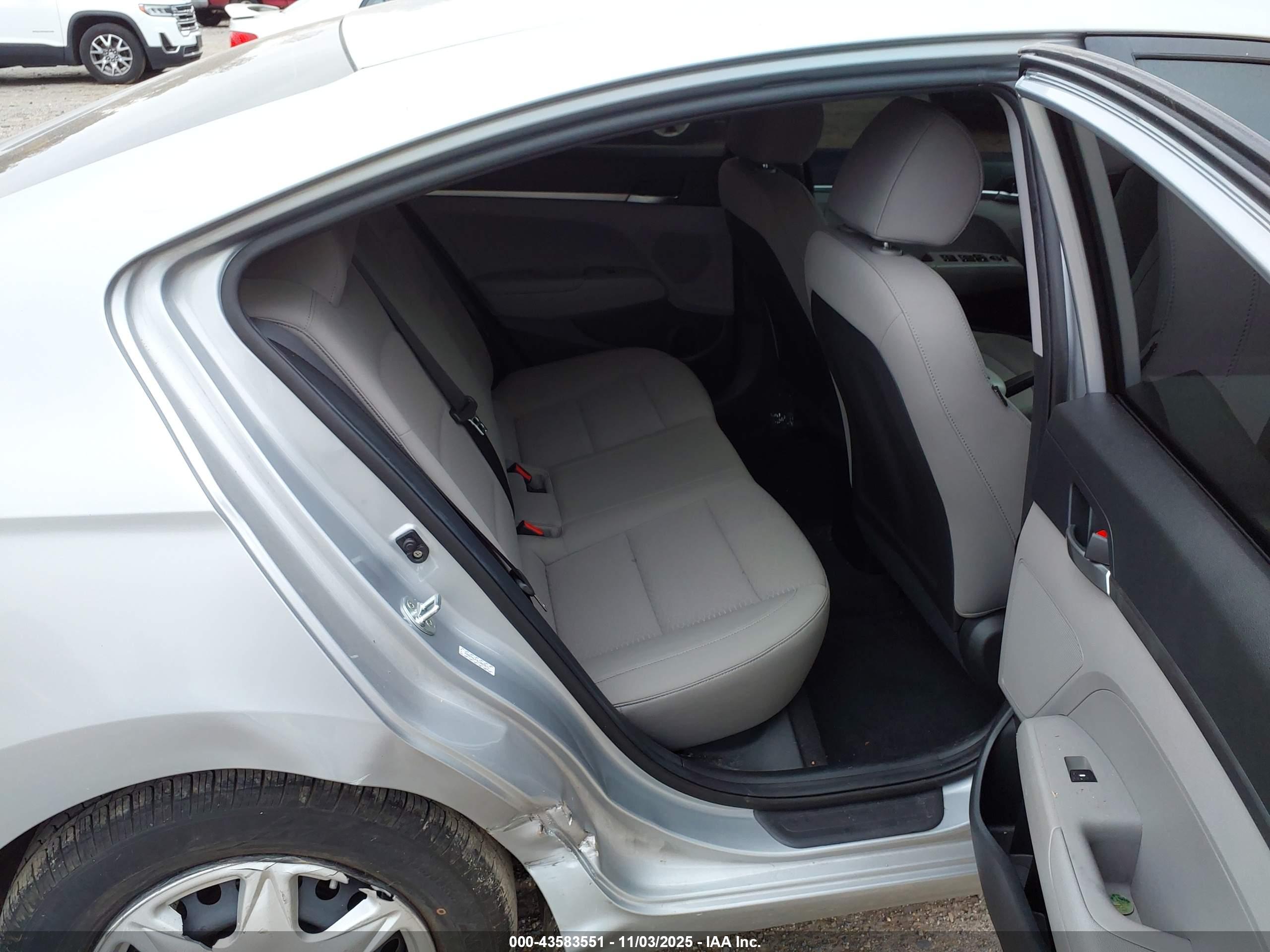 HYUNDAI ELANTRA image 8