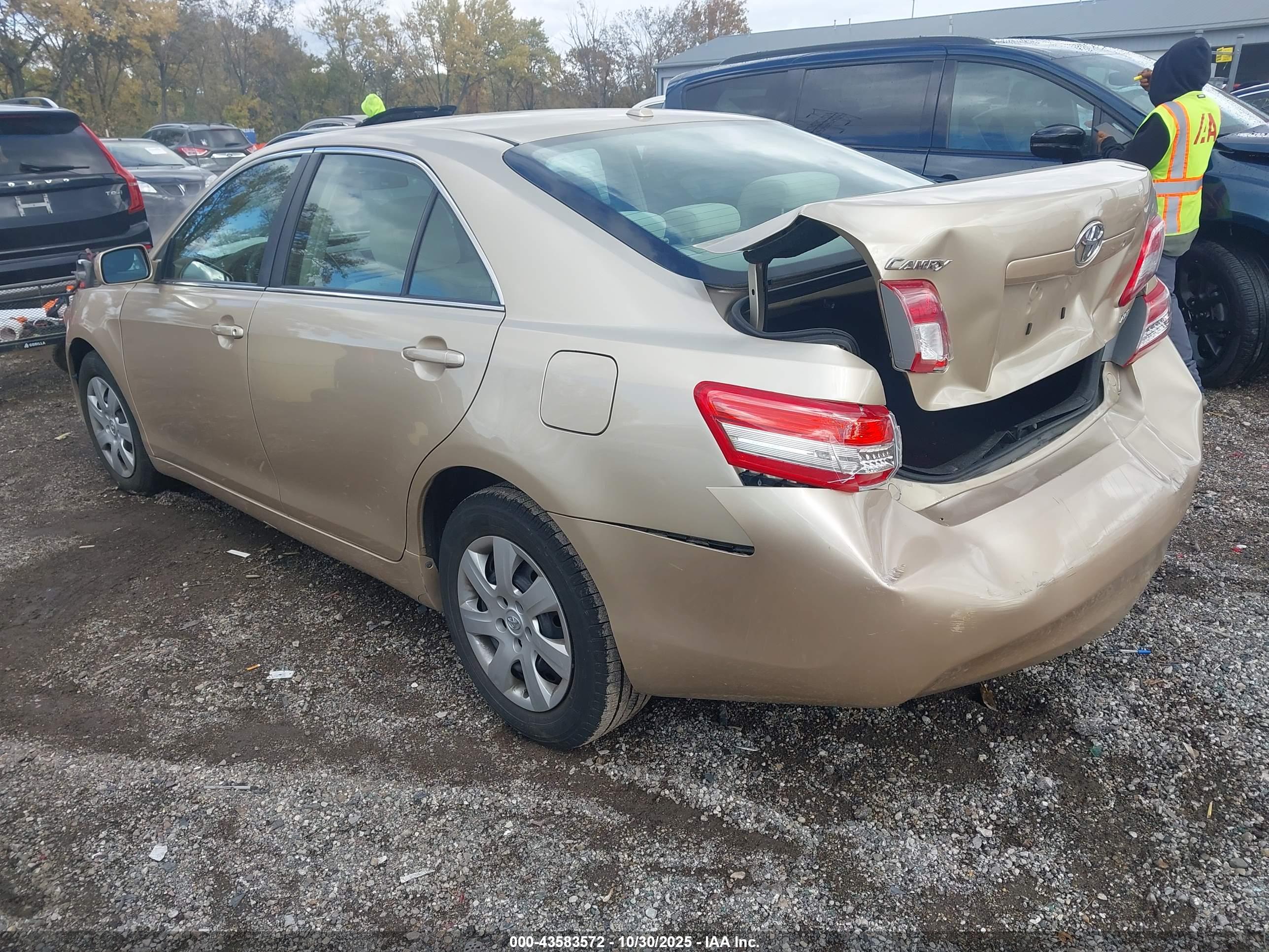 TOYOTA CAMRY image 3