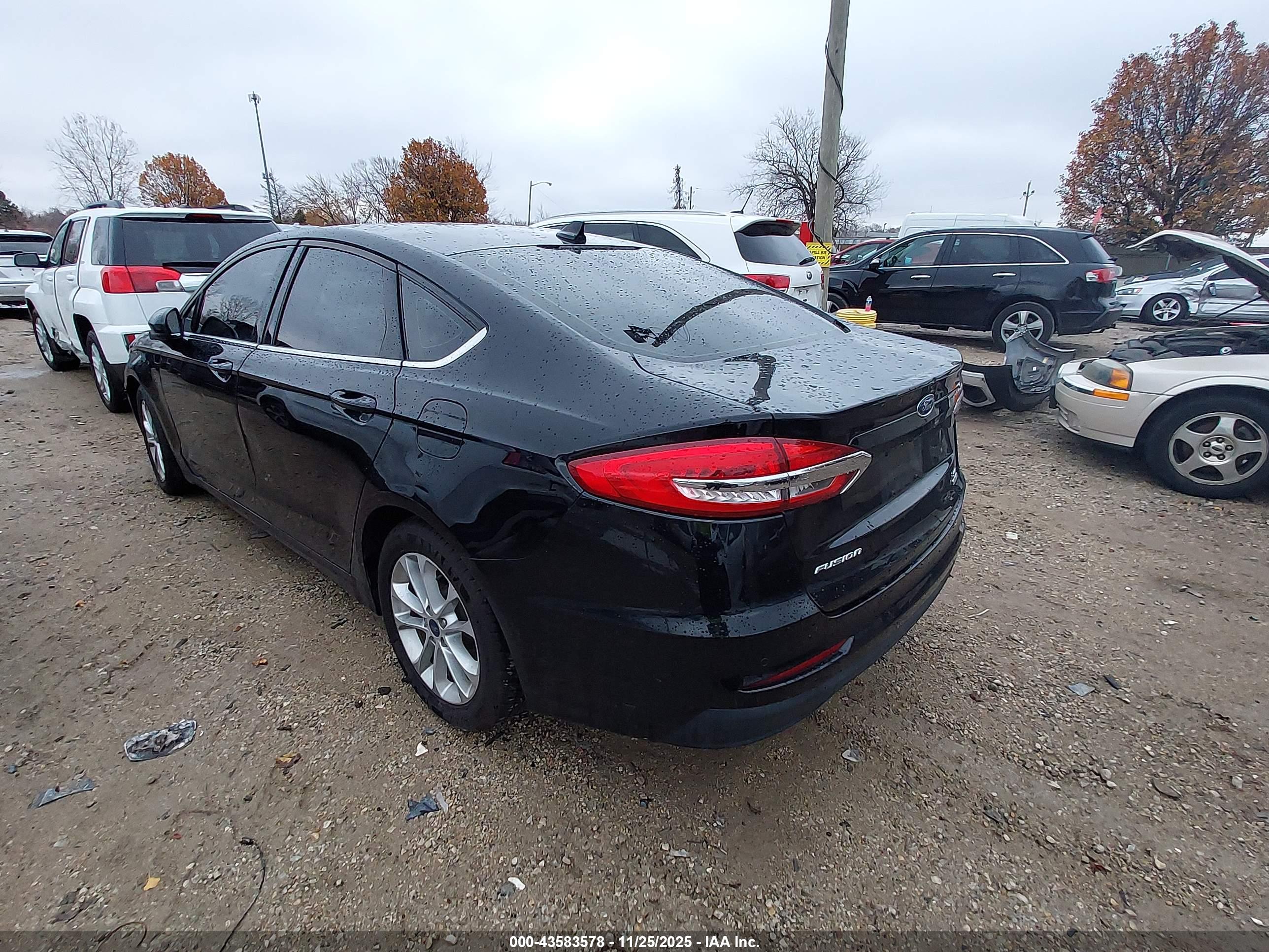 FORD FUSION image 3