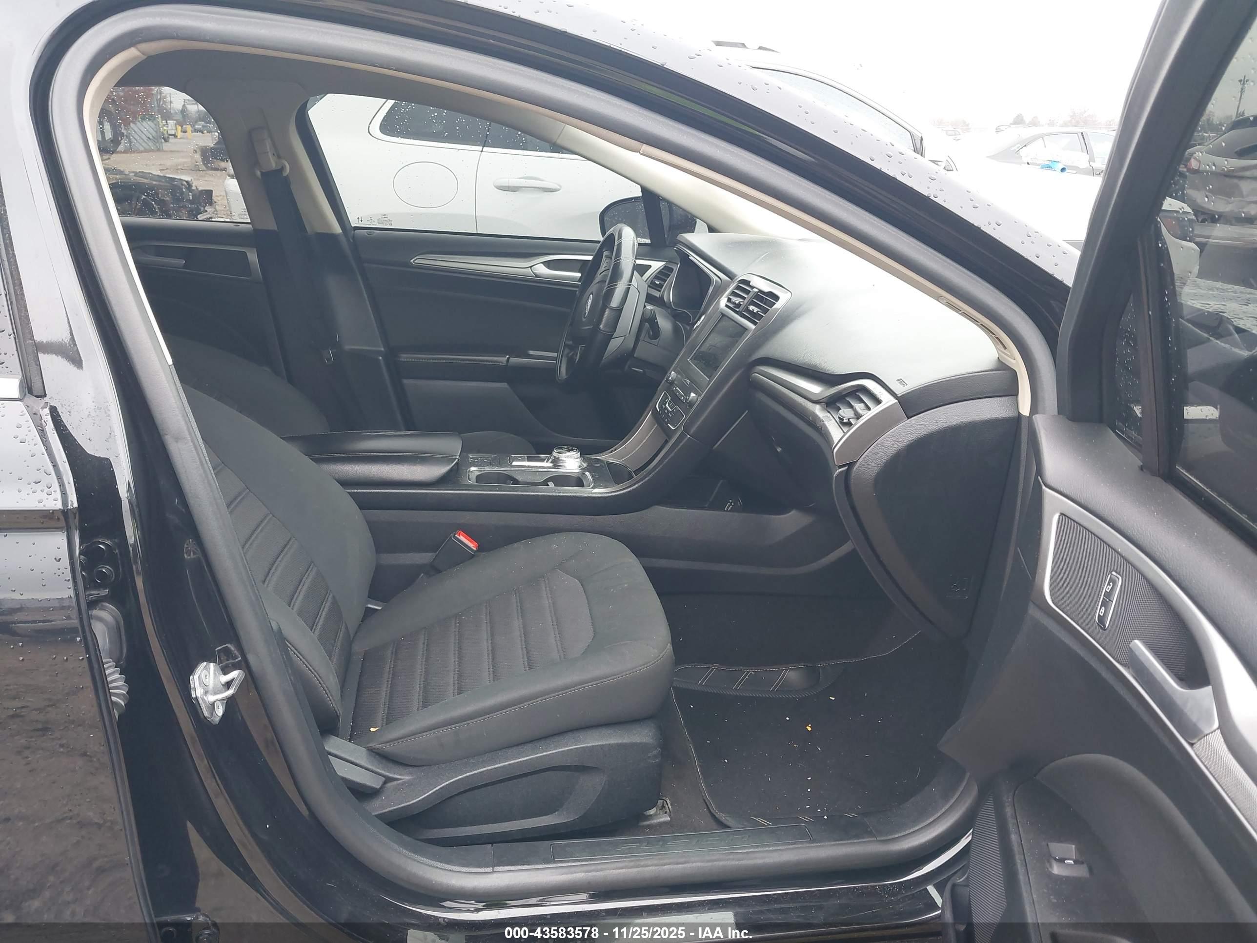FORD FUSION image 5