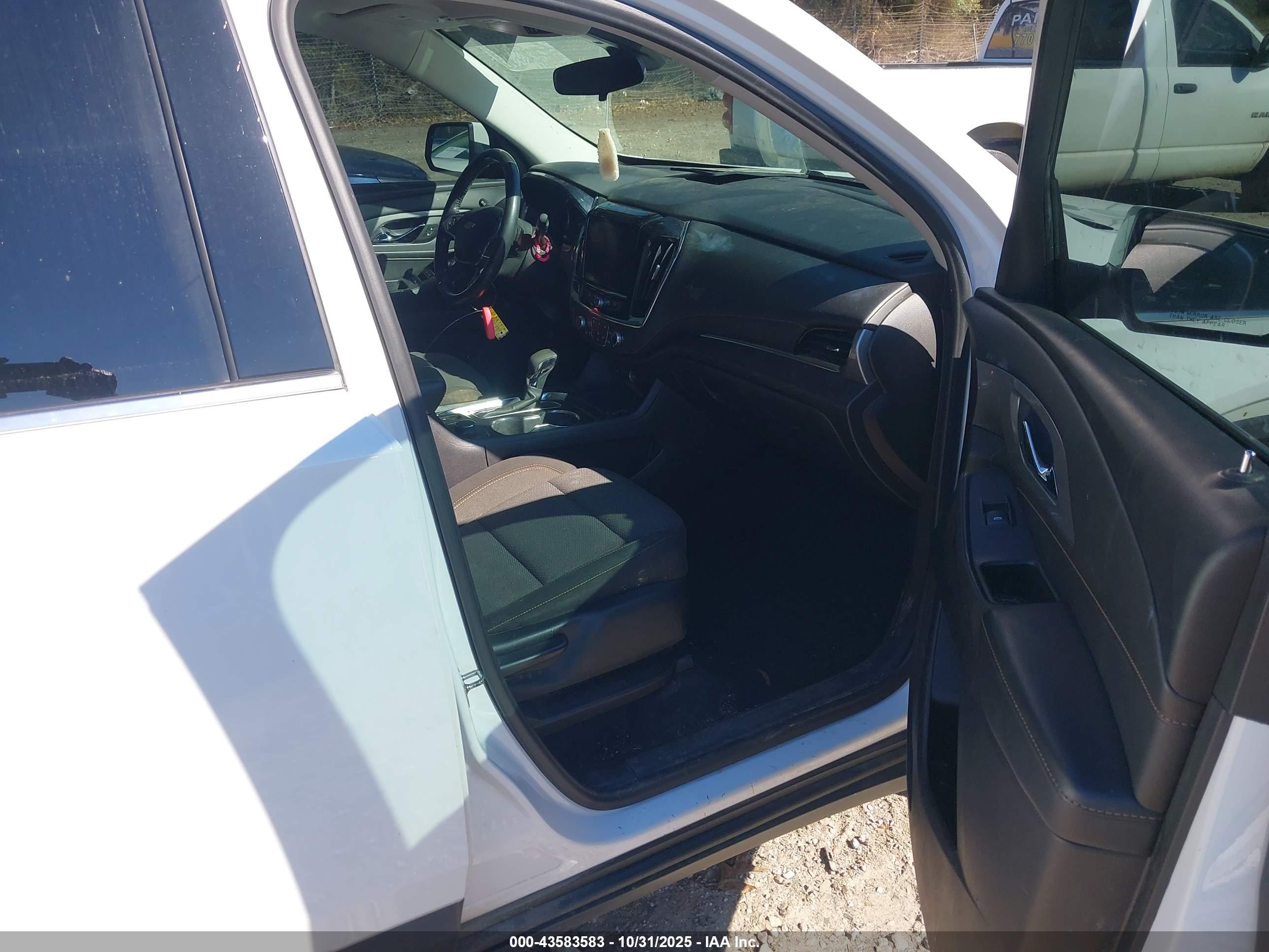 CHEVROLET TRAVERSE image 5