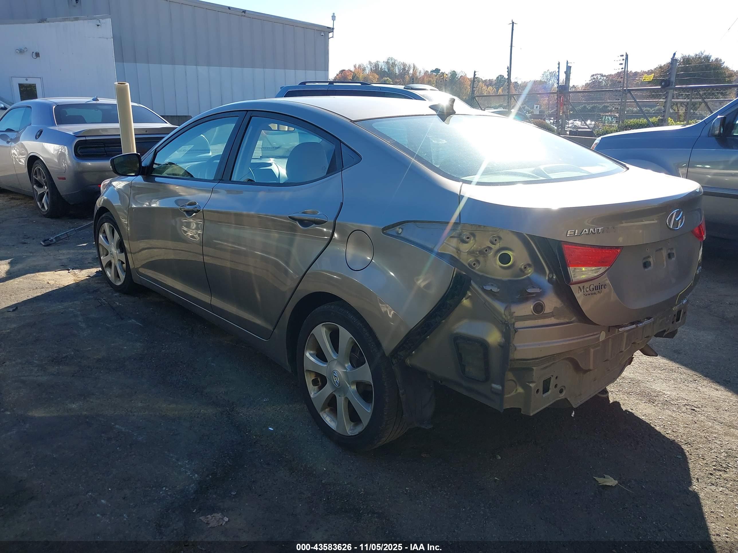 HYUNDAI ELANTRA image 3