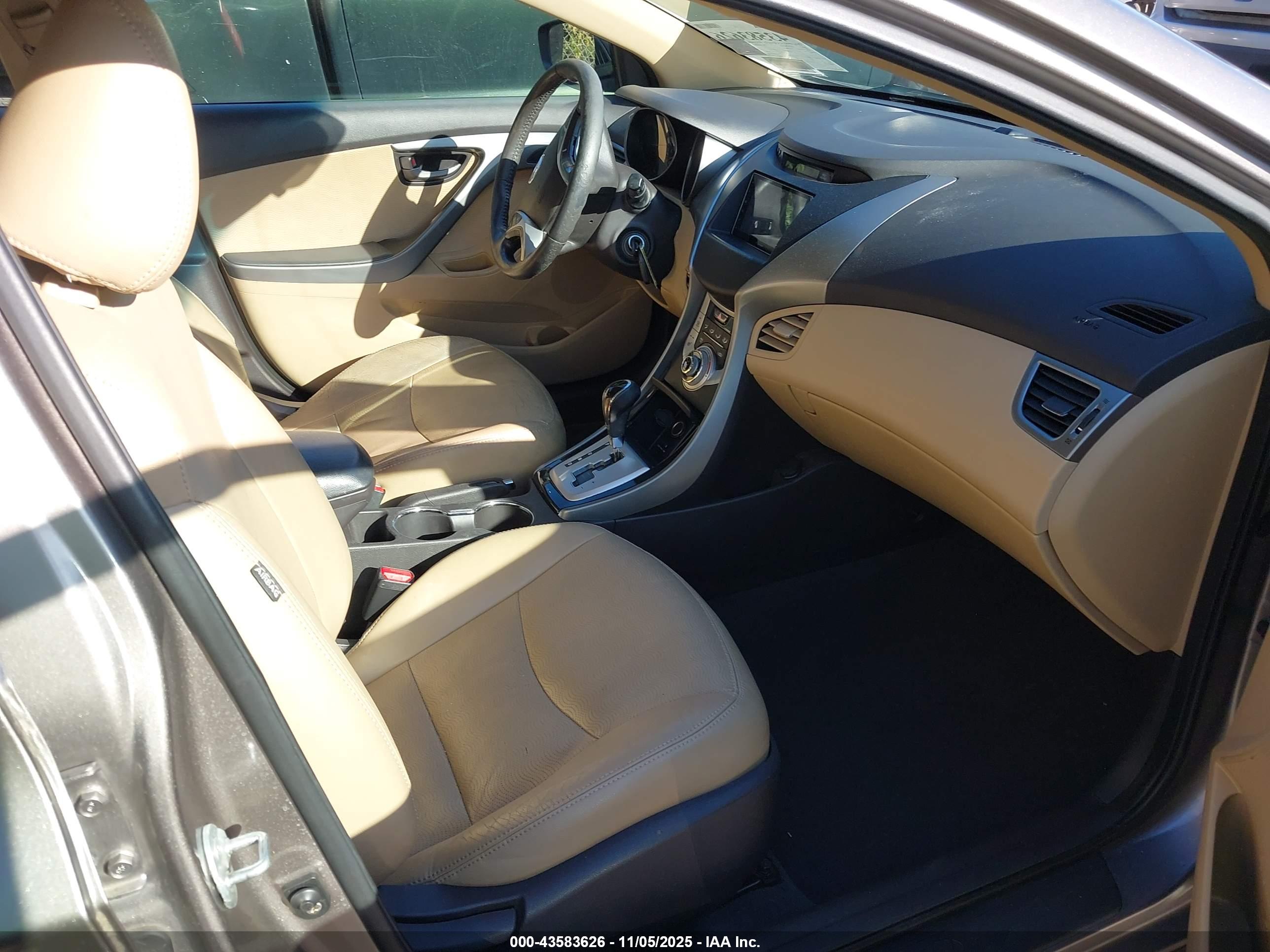 HYUNDAI ELANTRA image 5