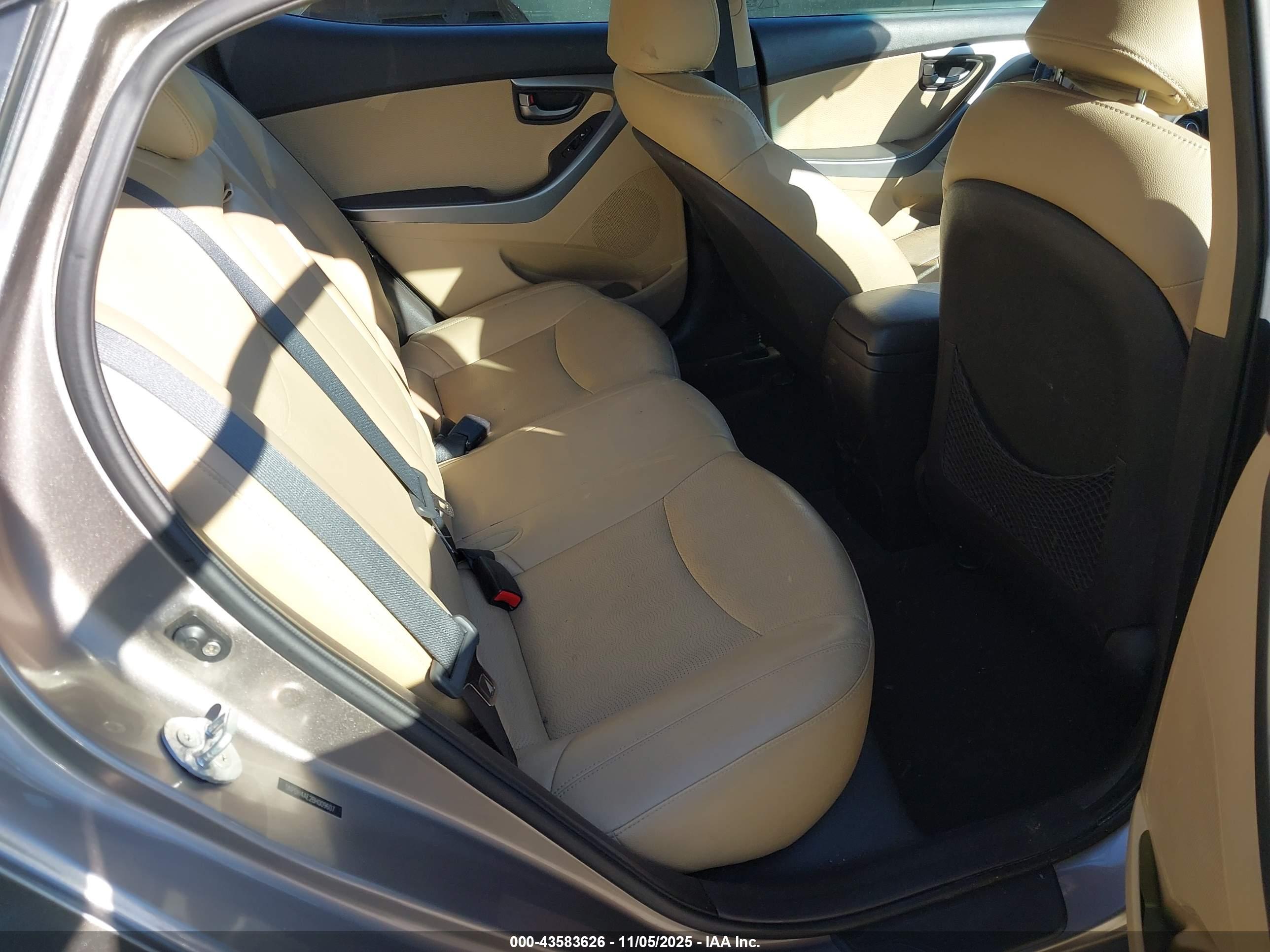 HYUNDAI ELANTRA image 8