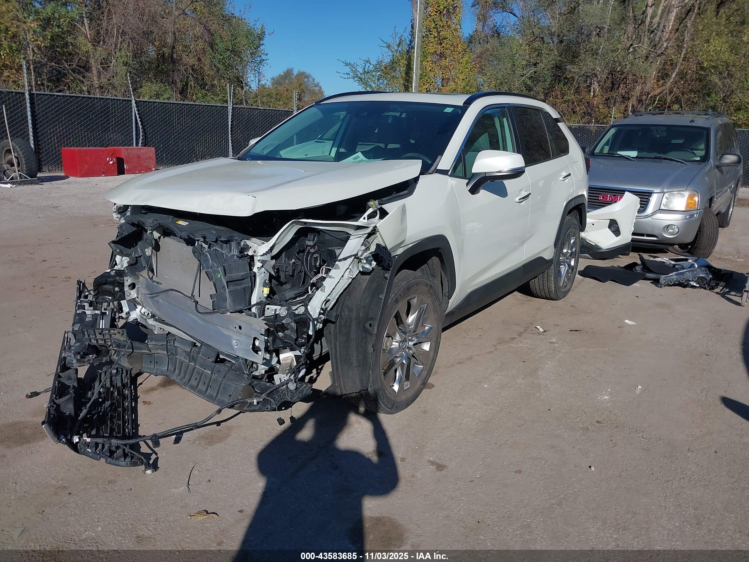 TOYOTA RAV4 image 2