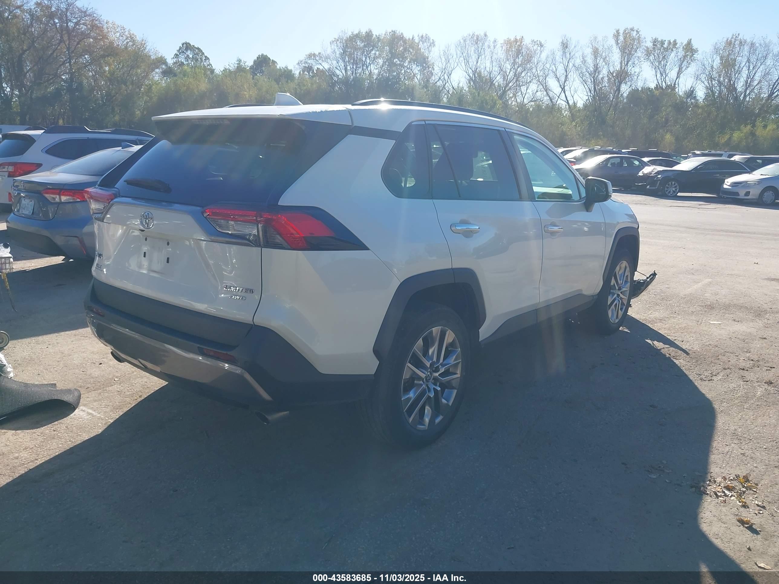 TOYOTA RAV4 image 4