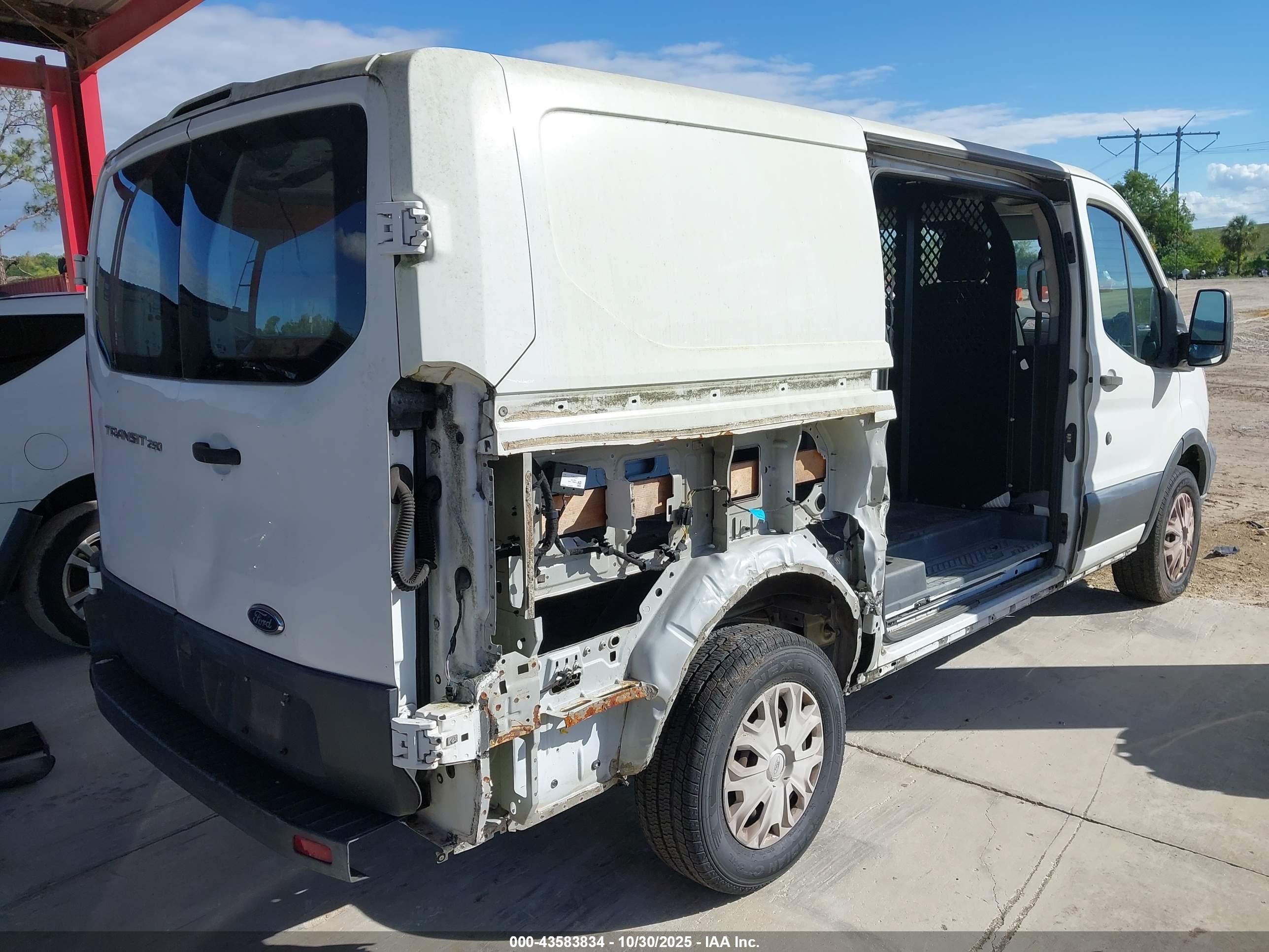 FORD TRANSIT image 4