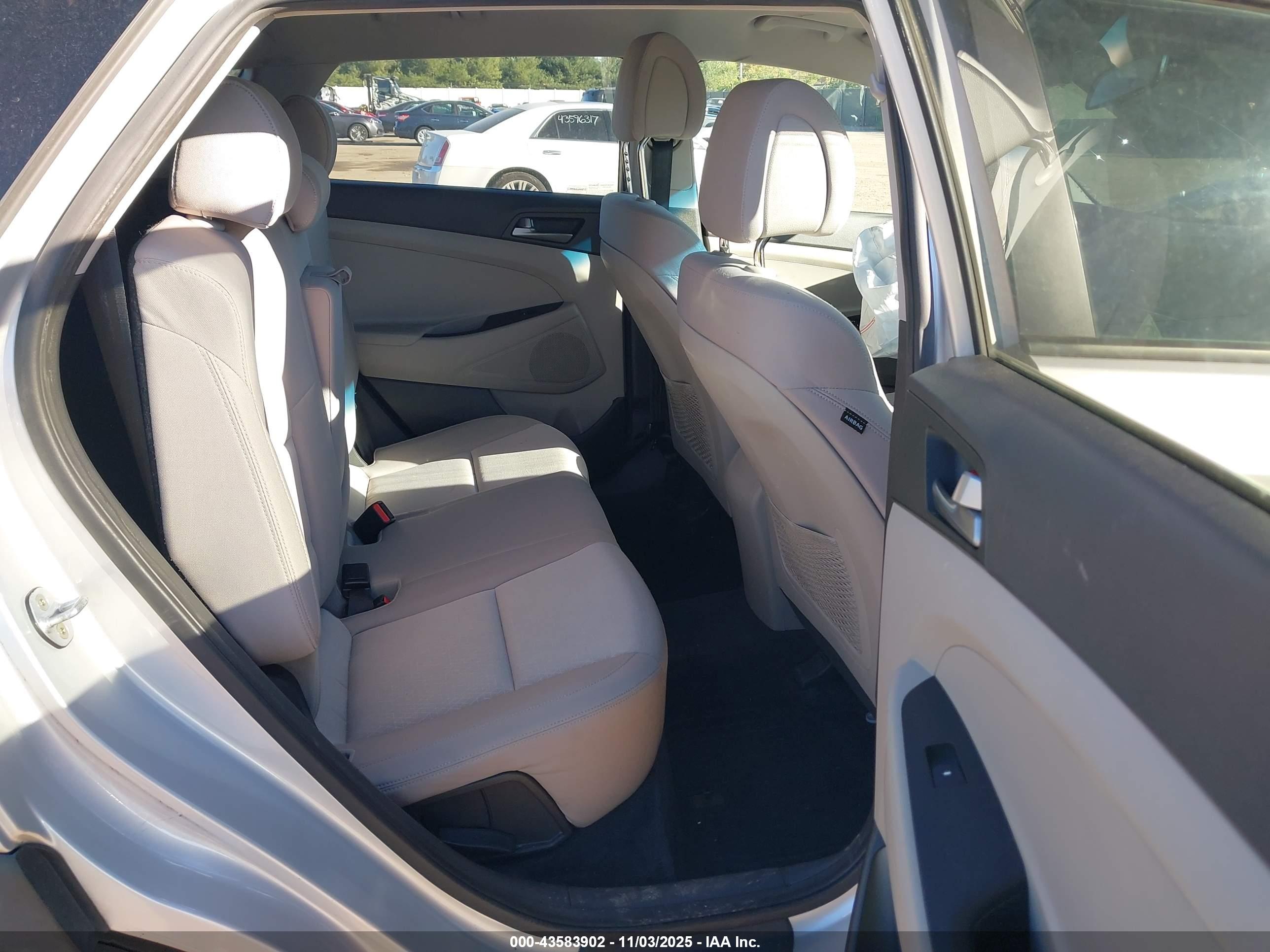 HYUNDAI TUCSON image 8