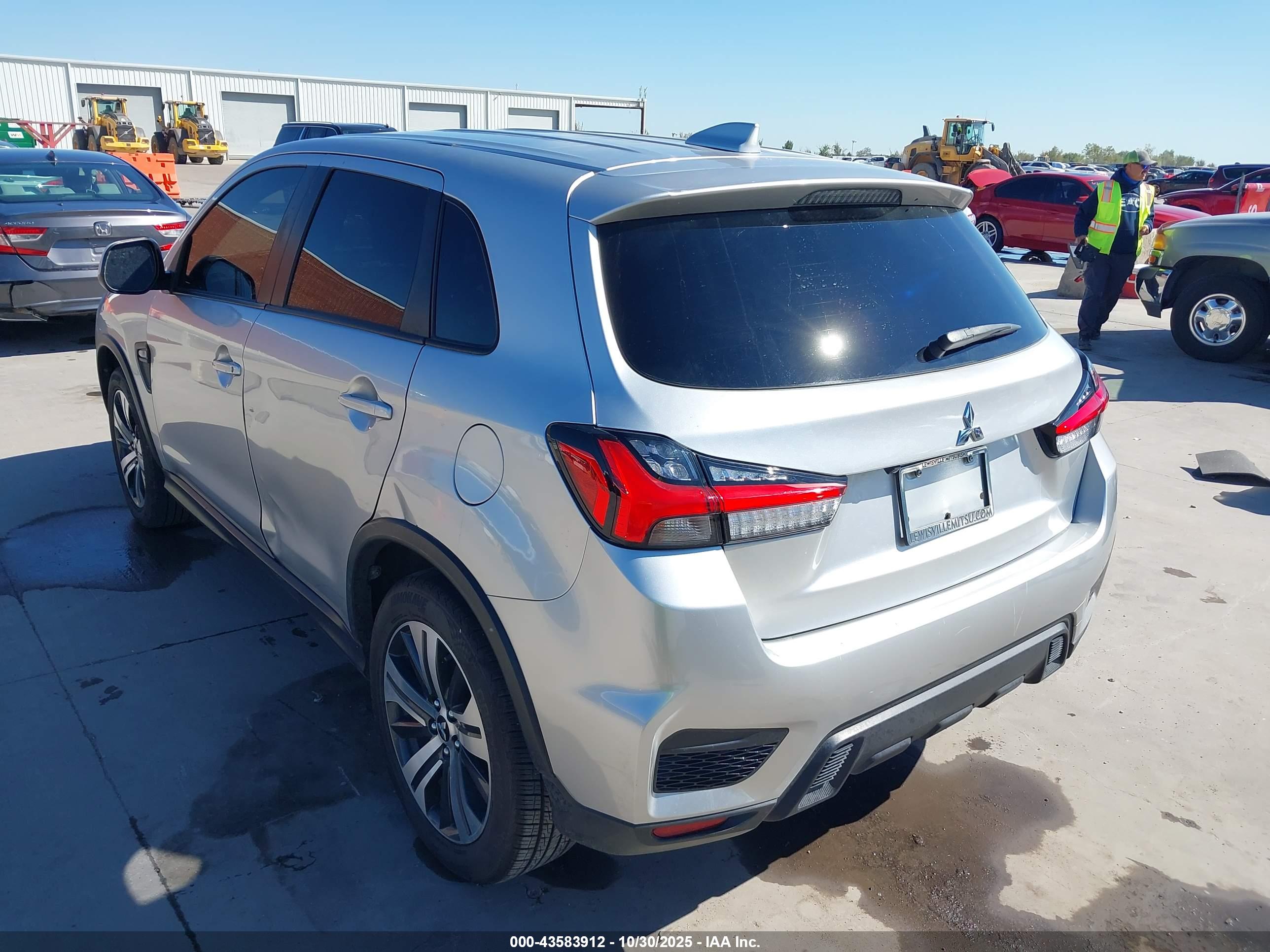 MITSUBISHI OUTLANDER image 3