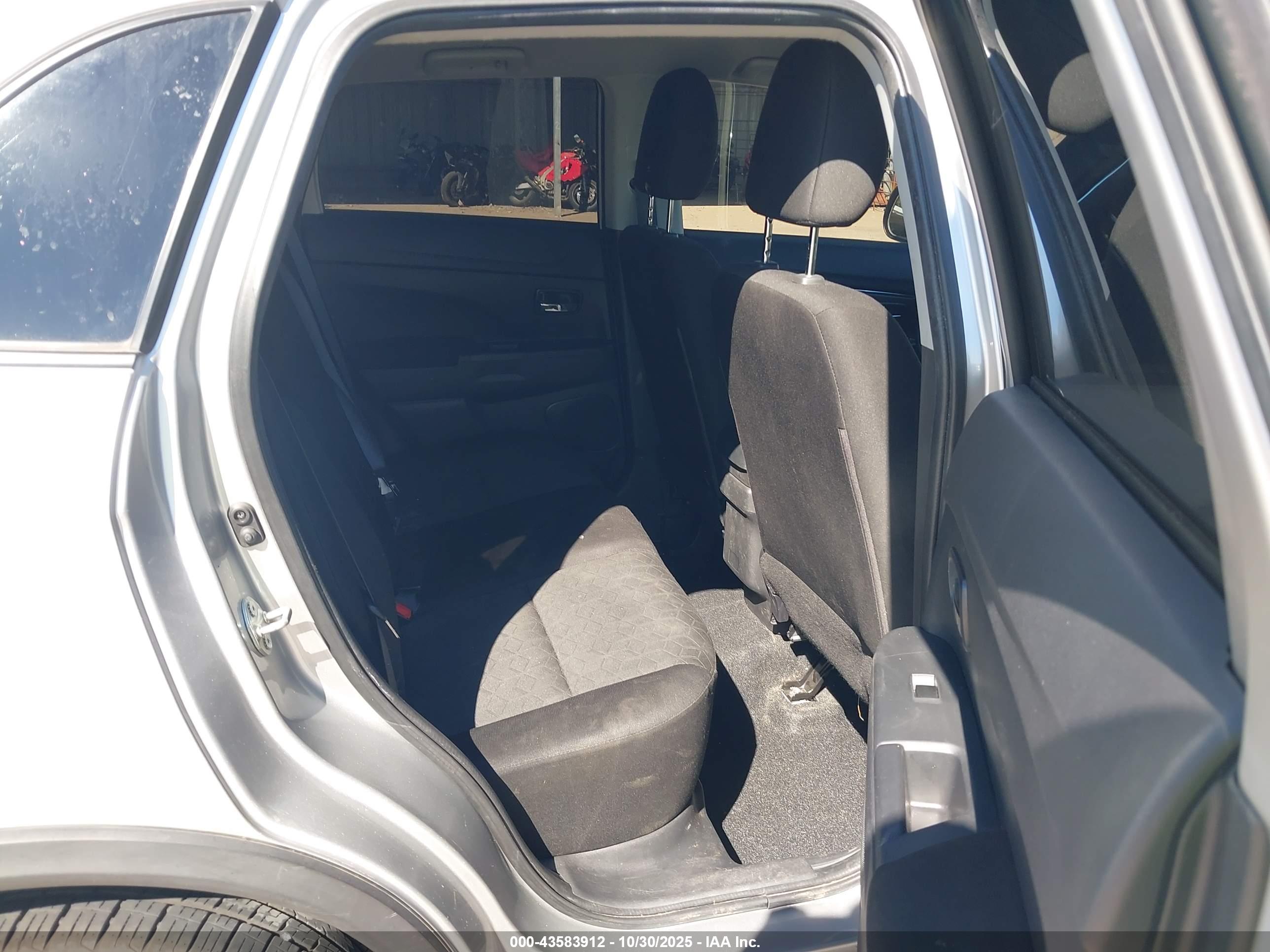 MITSUBISHI OUTLANDER image 8