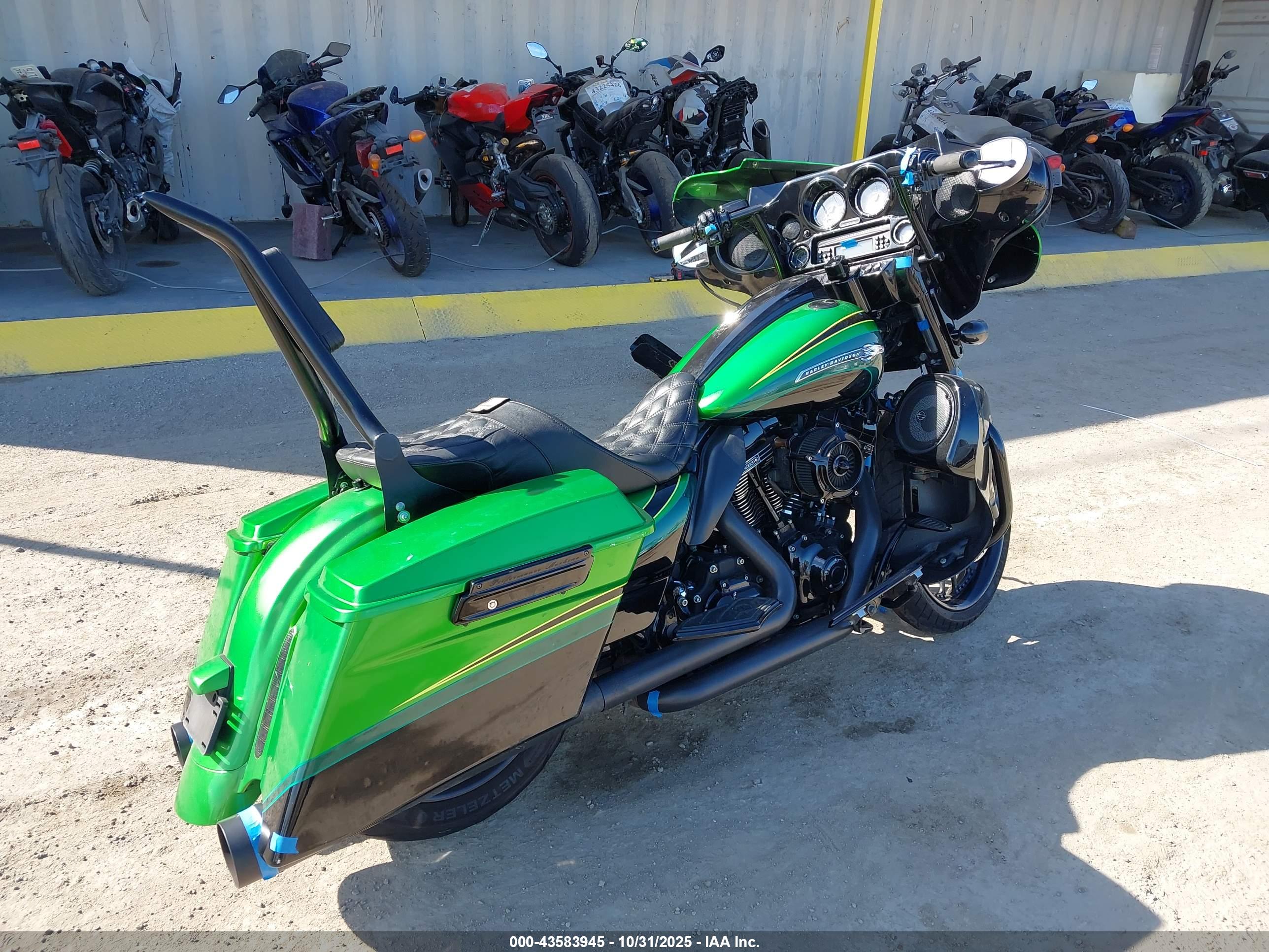 HARLEY-DAVIDSON FLHXSE2 image 4