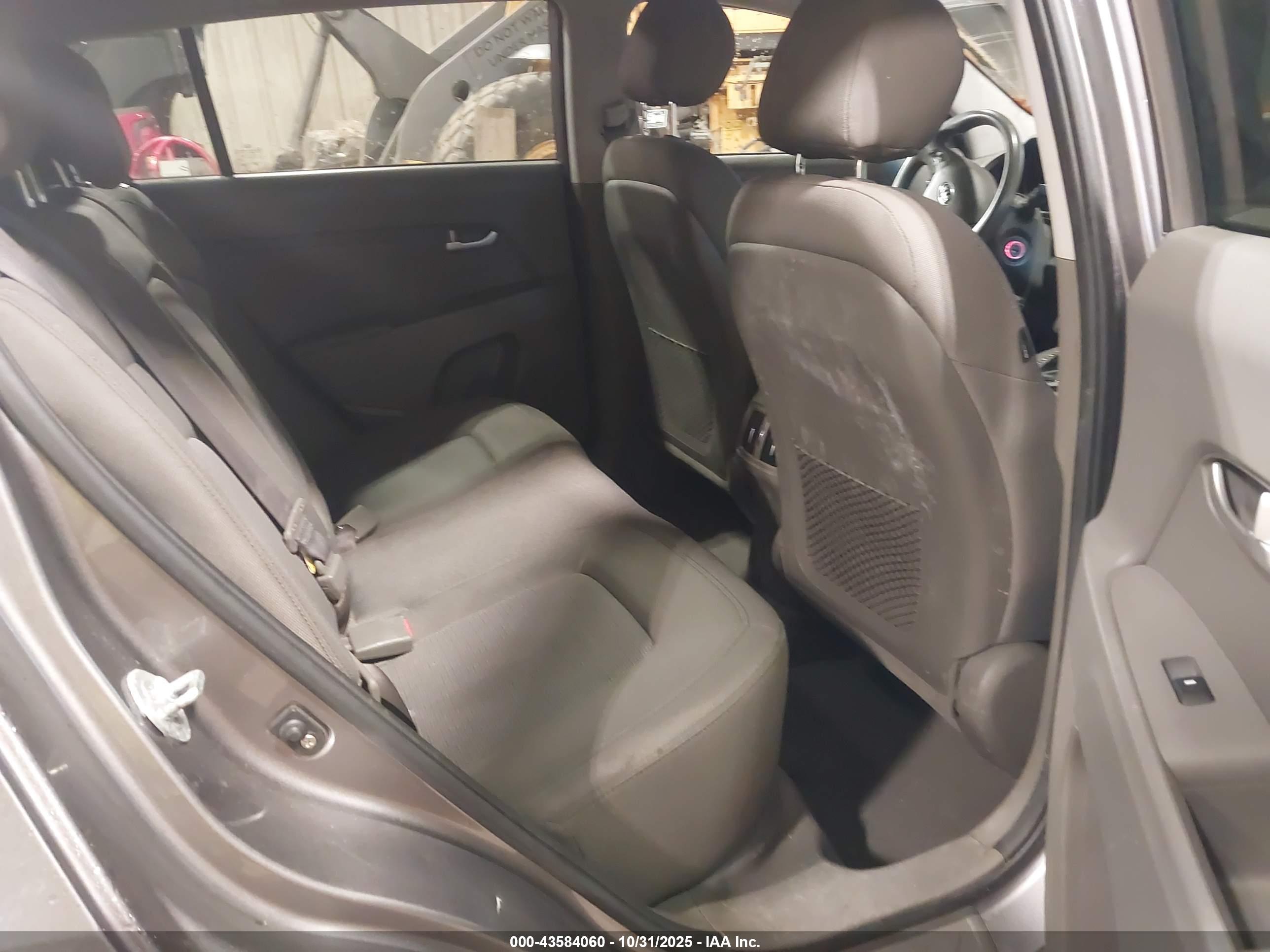 KIA SPORTAGE image 8